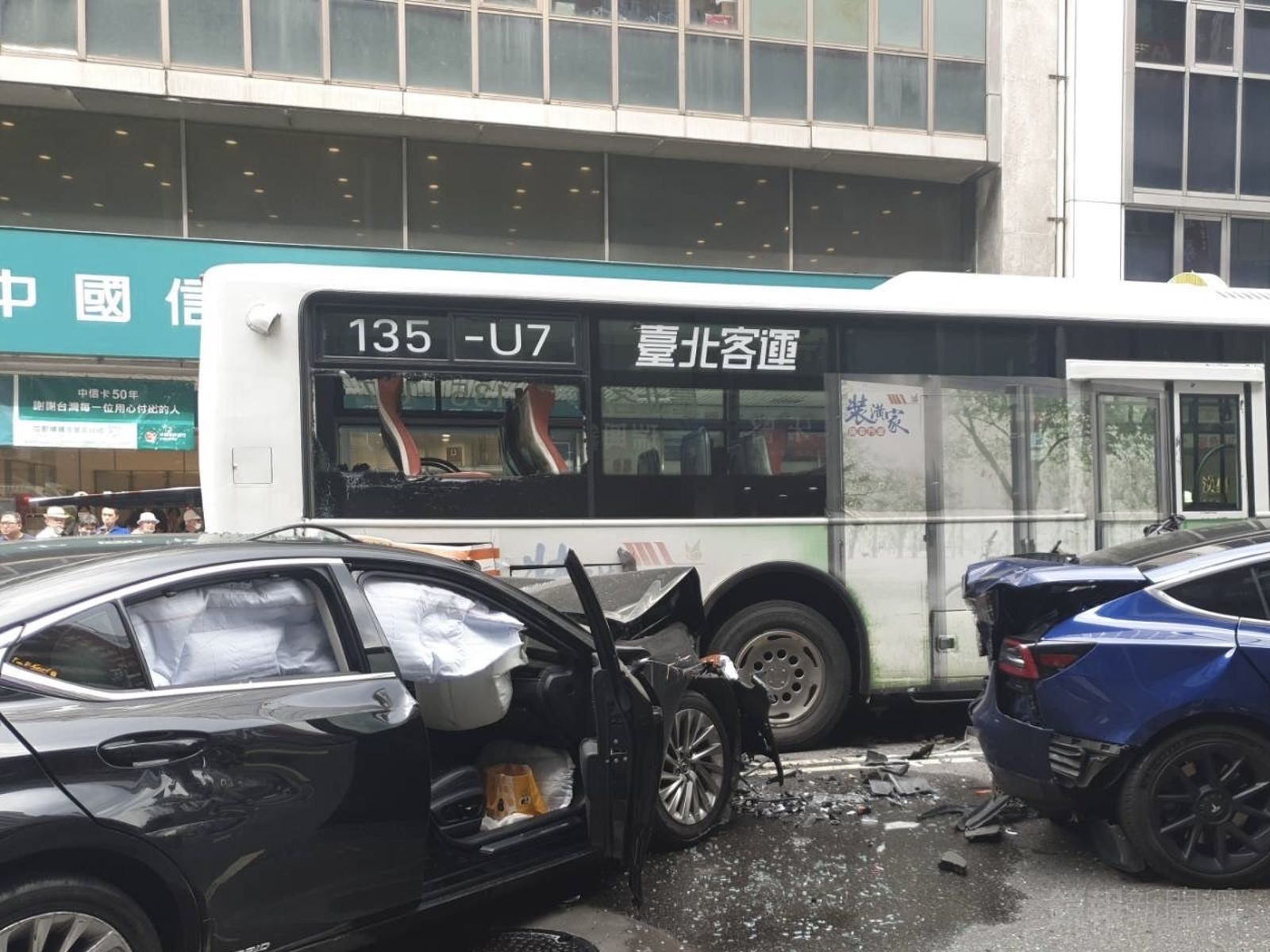 快訊/高齡駕駛再傳肇事!台北車站78歲老翁開車釀連環撞 8人受傷