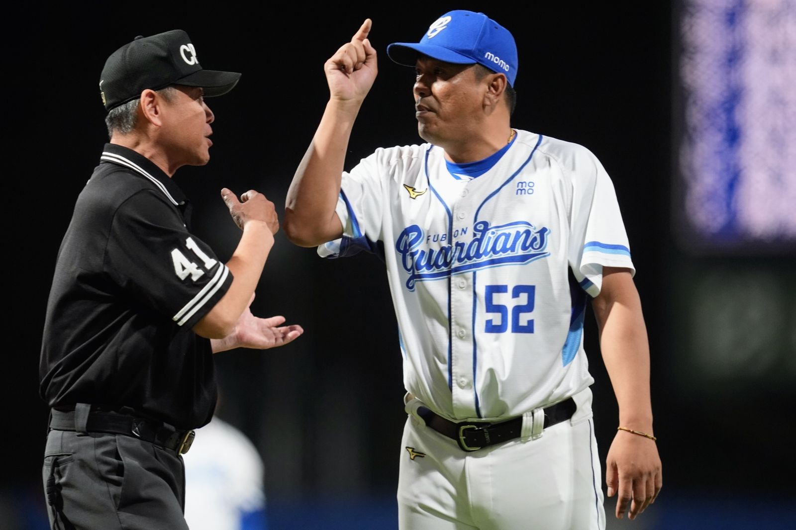 中職／富邦、兄弟總教練連兩日上場抗議　裁判判決再掀討論