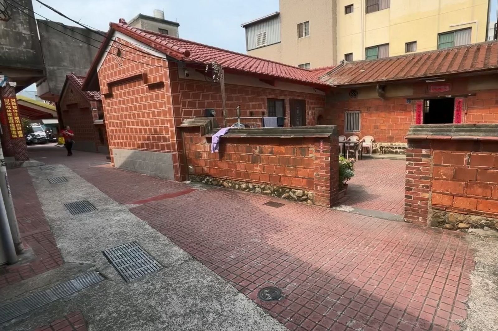 苗栗白沙屯拱天宮旁的三合院古厝遭民眾擅闖。民眾提供