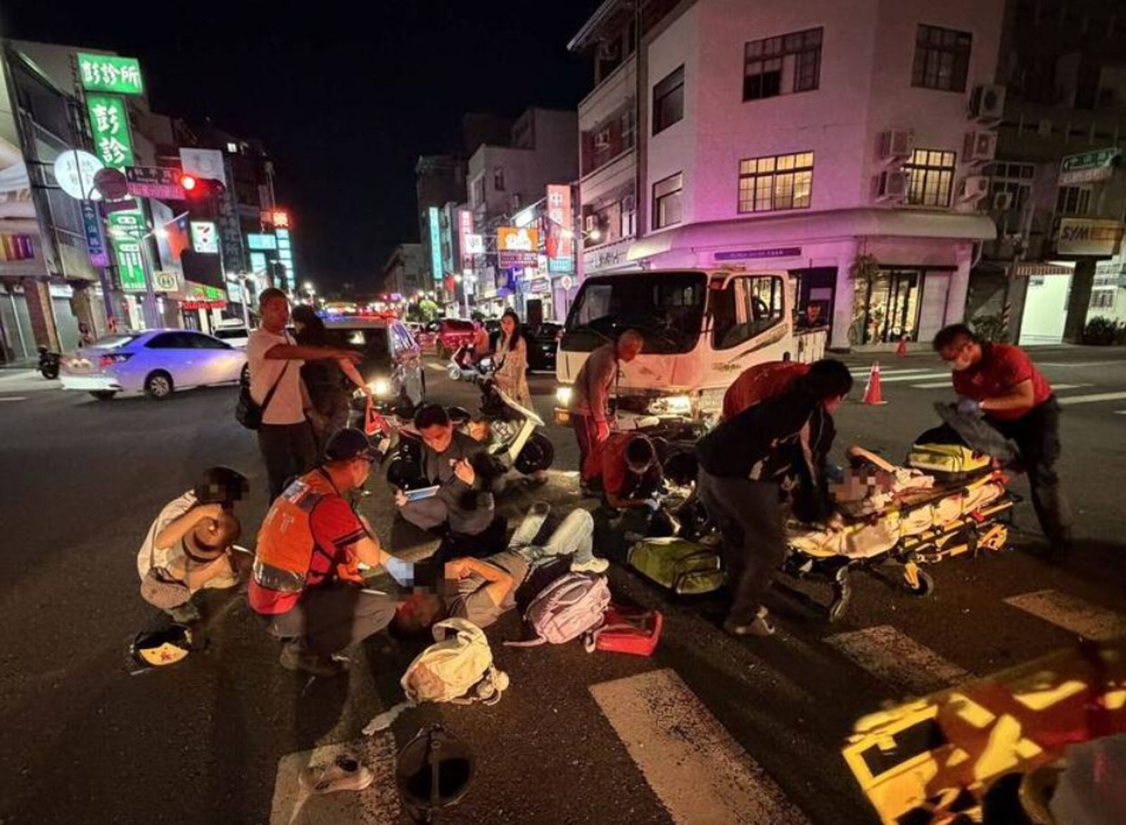 嘉義市小貨車左轉撞4貼直行機車 一家4口倒地 5歲女童一度OHCA救回