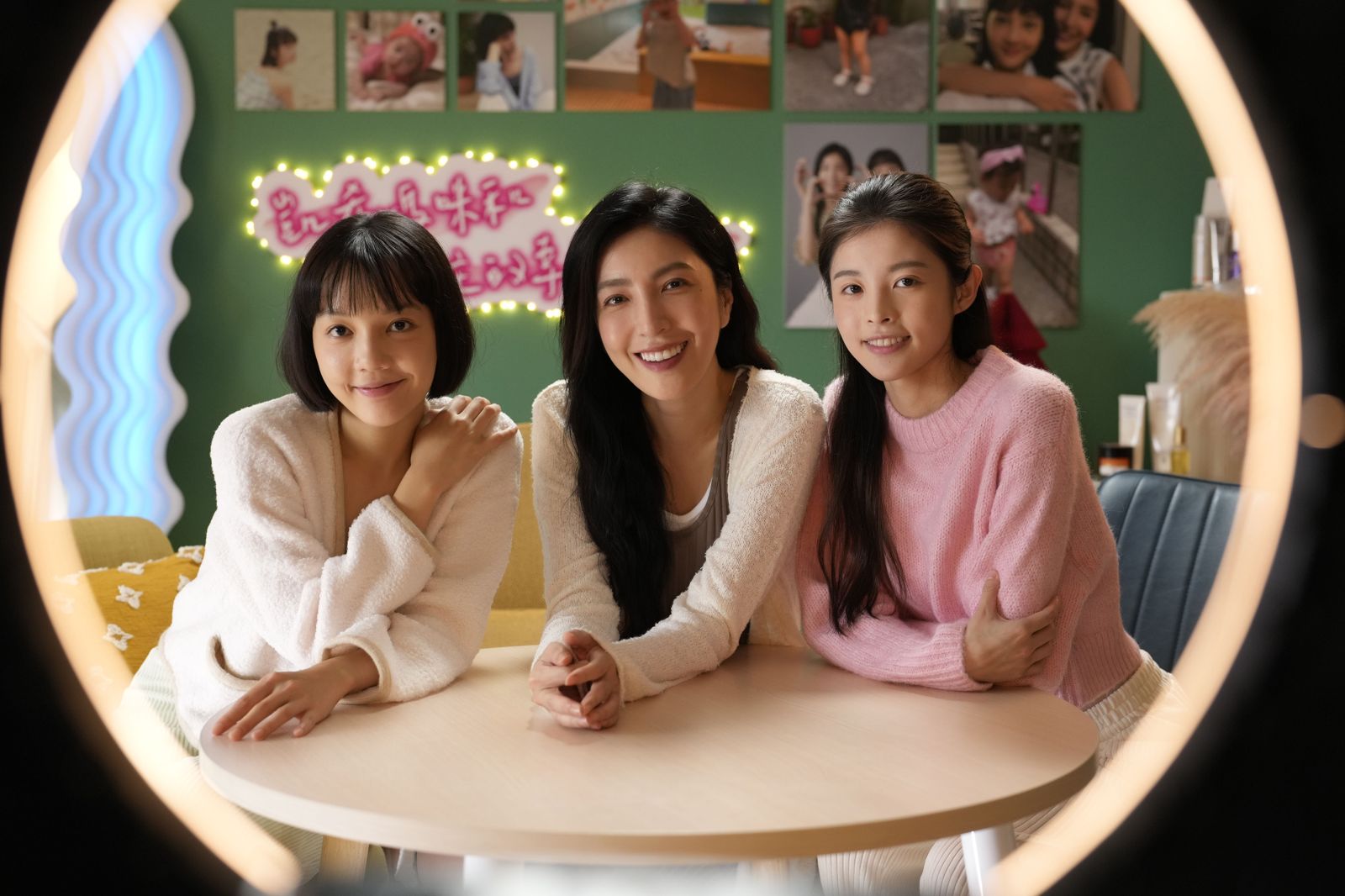 《看看你有多愛我》詹子萱（右起）和楊謹華、林思廷飾演一家人。Hami Video提供