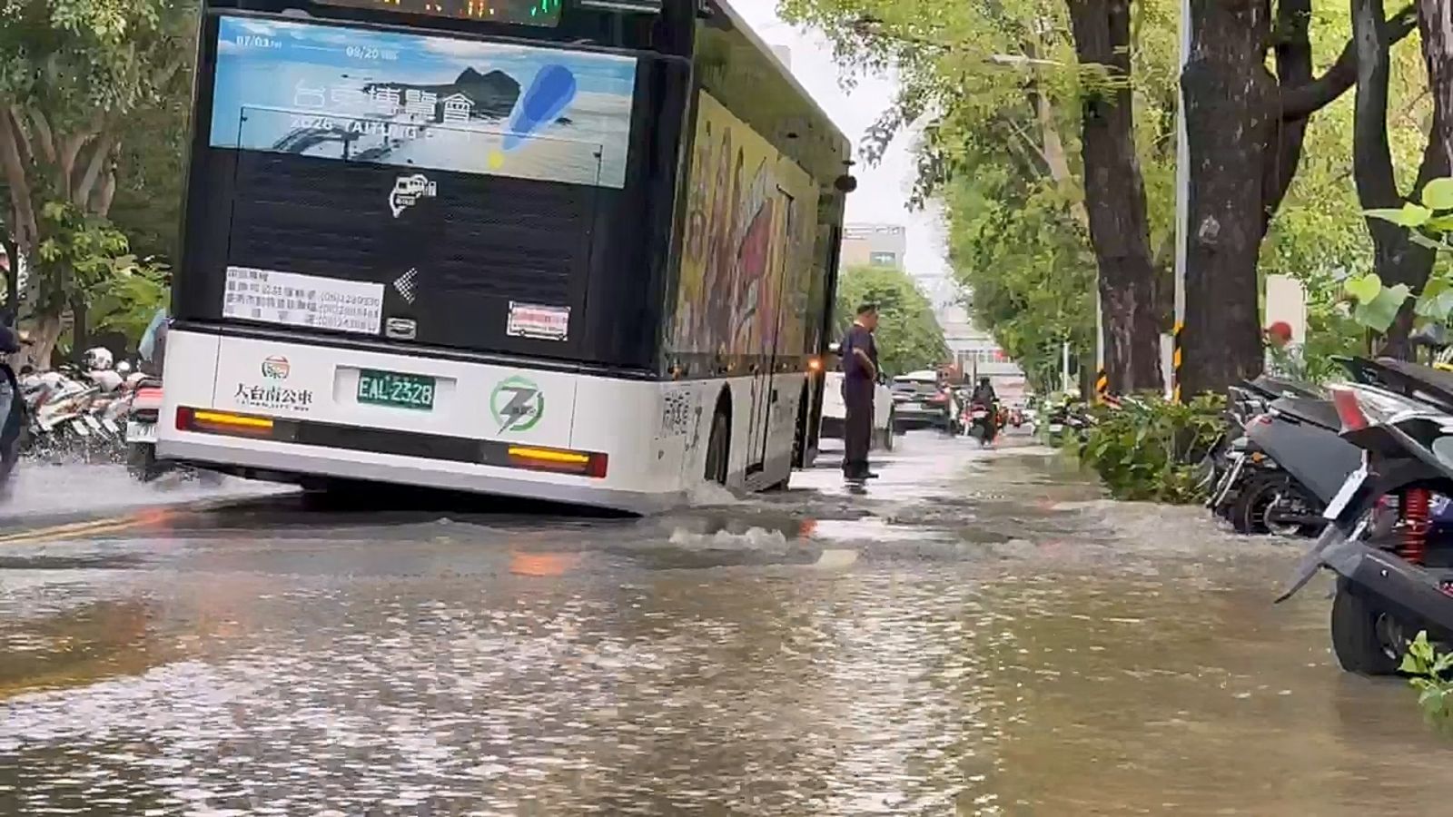 成大旁驚現天坑!公車「繃」屁股陷下去 馬路淹成黃水 網傻眼:限時水樂園開張