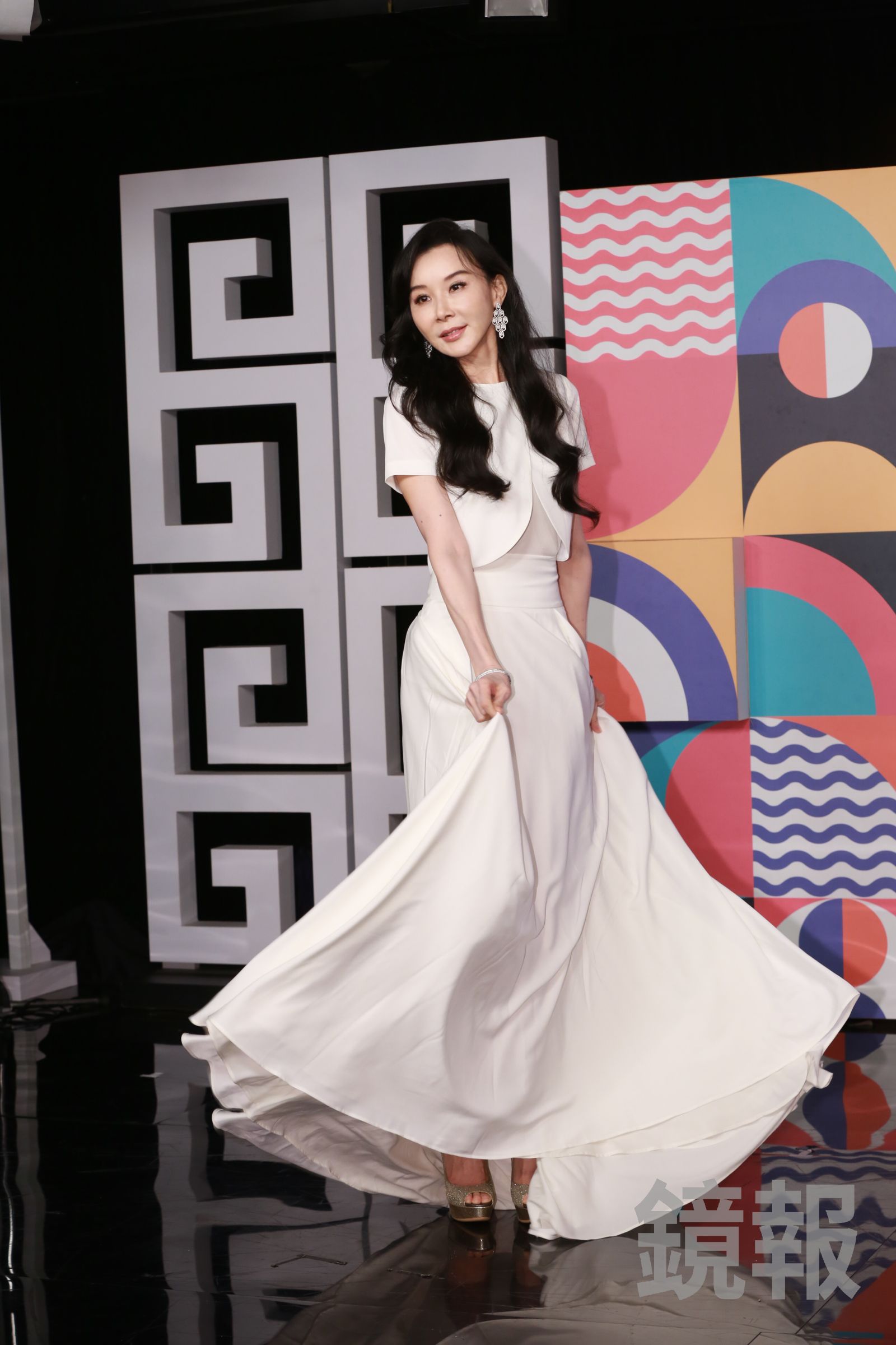 蕭薔身穿全白裙裝，展現纖細身材。李鍾泉攝