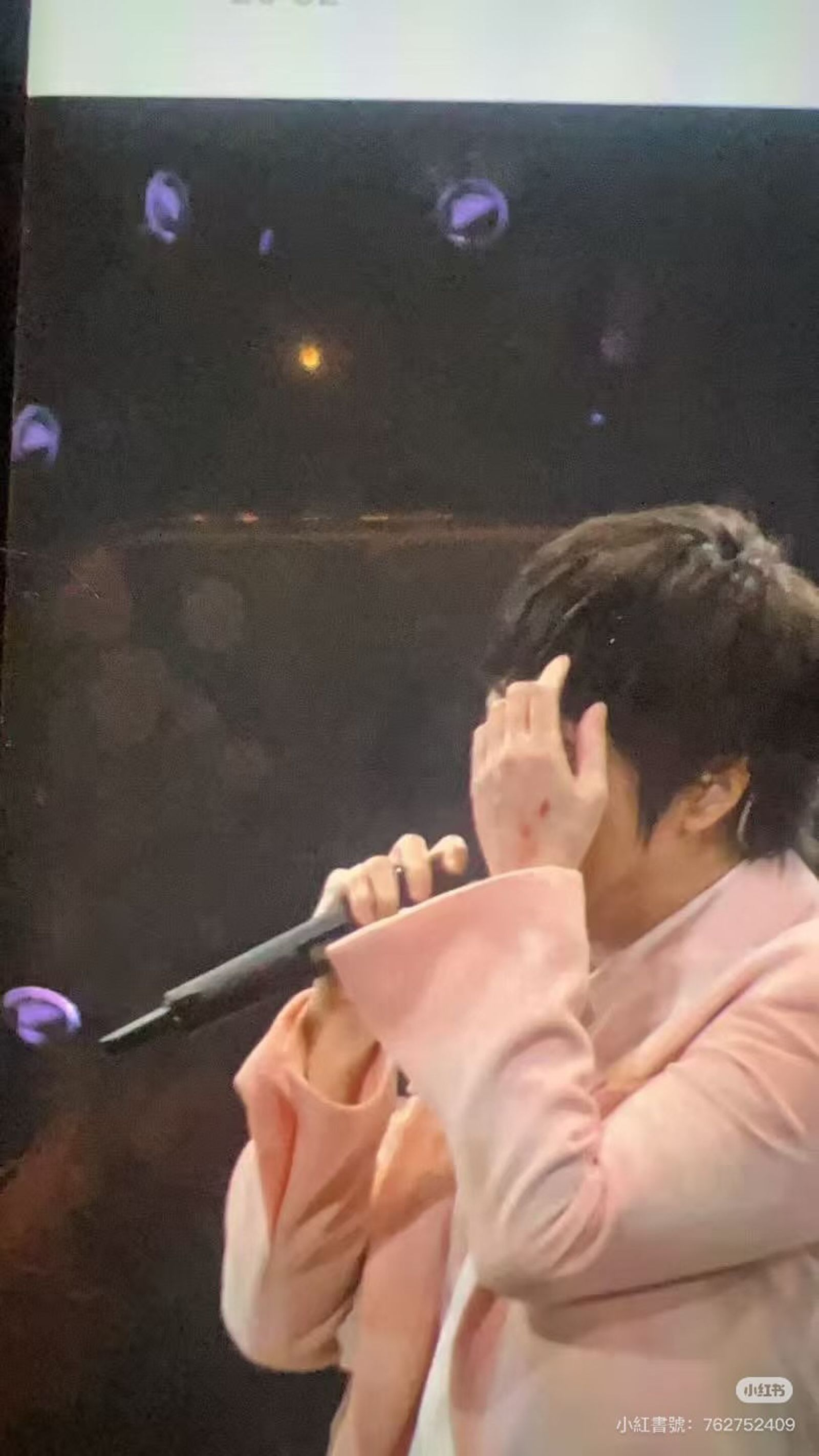 阿信跌落舞台被歌迷拍到手上多處傷口。翻攝小紅書