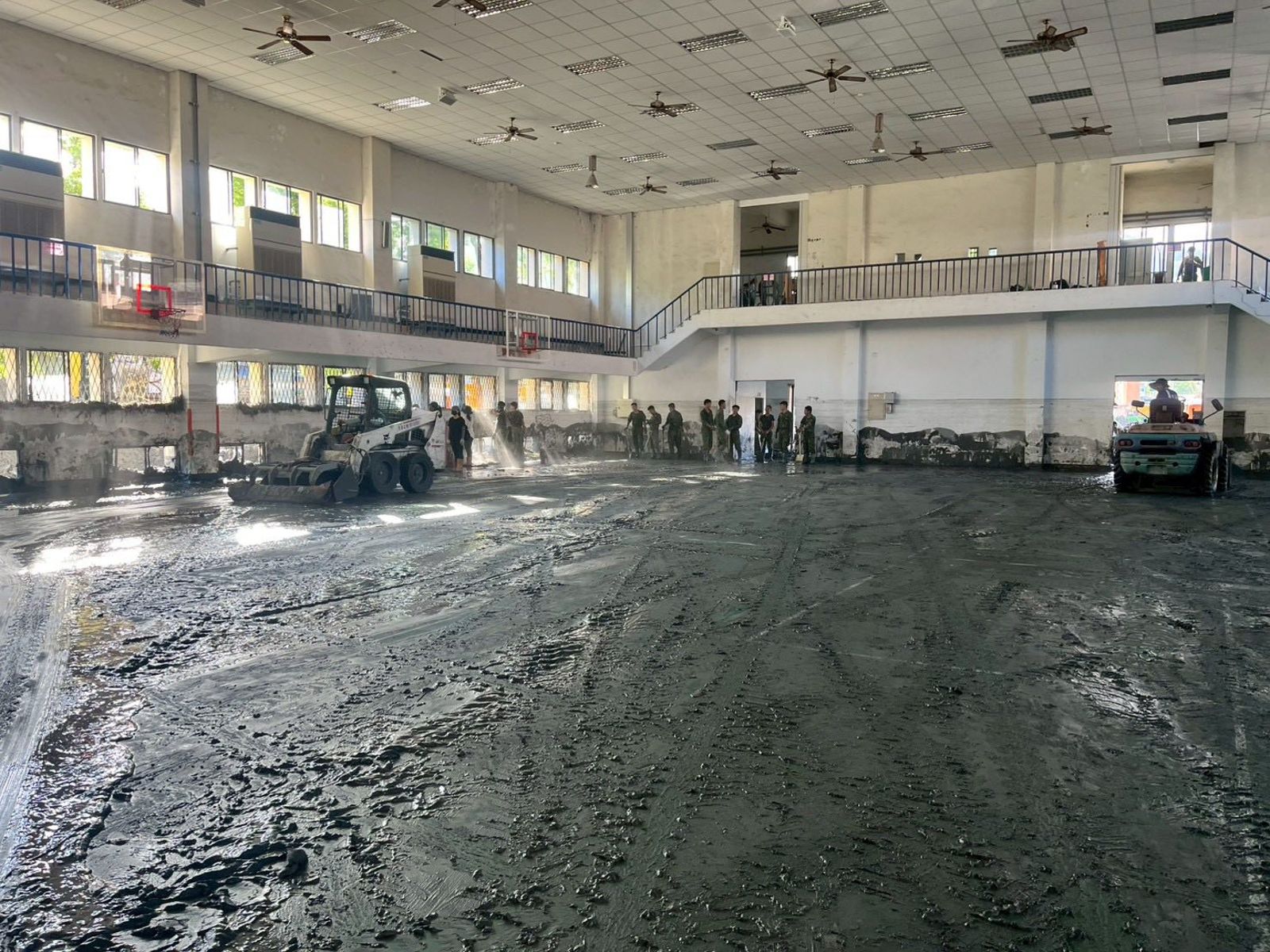 光復國中體育館清淤大致完成，但安全性尚待評估。圖／光復國中FB