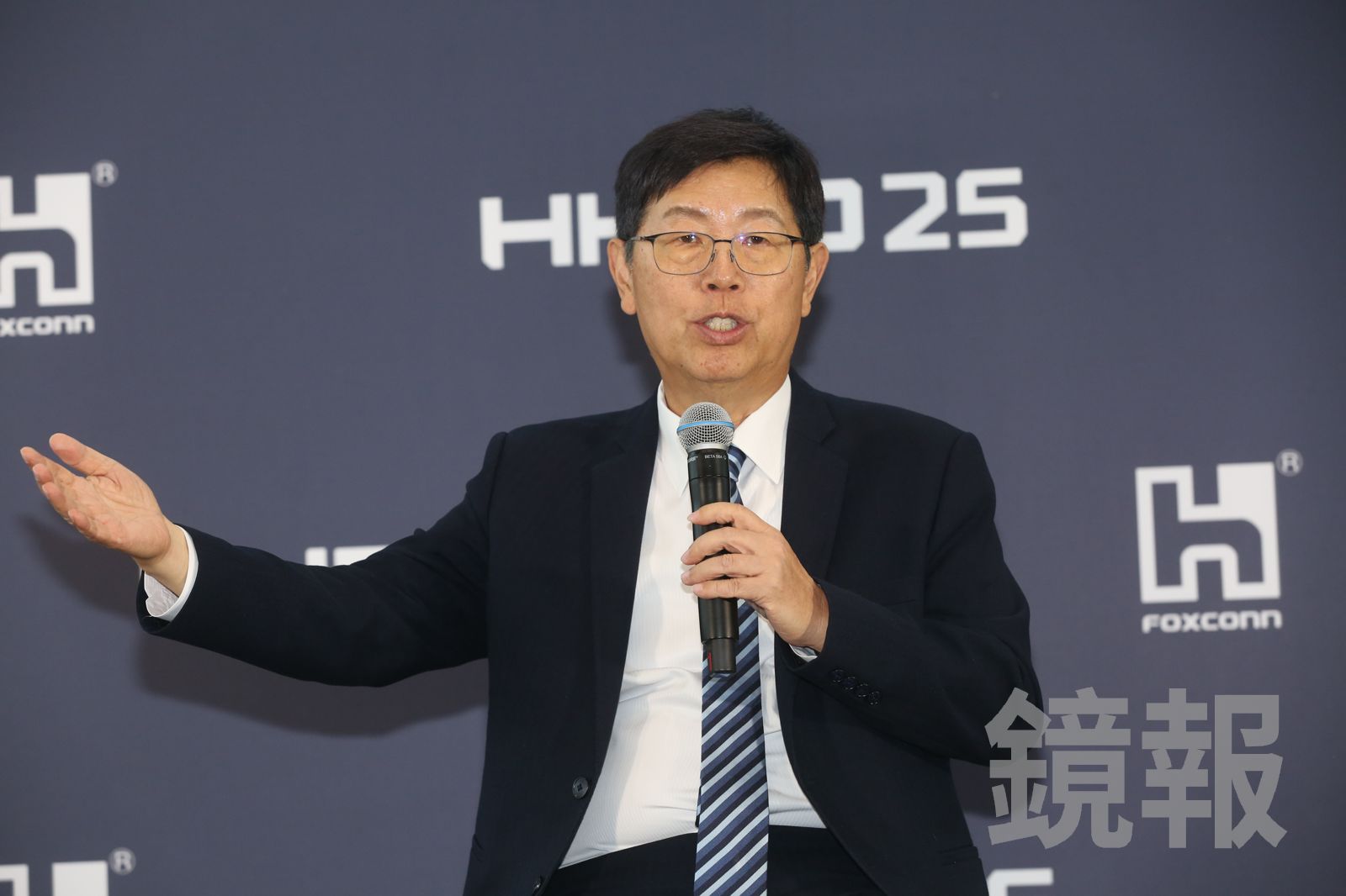 iPhone旺季結束不怕 有AI伺服器出貨撐盤 鴻海11月營收8443億、寫史上次高