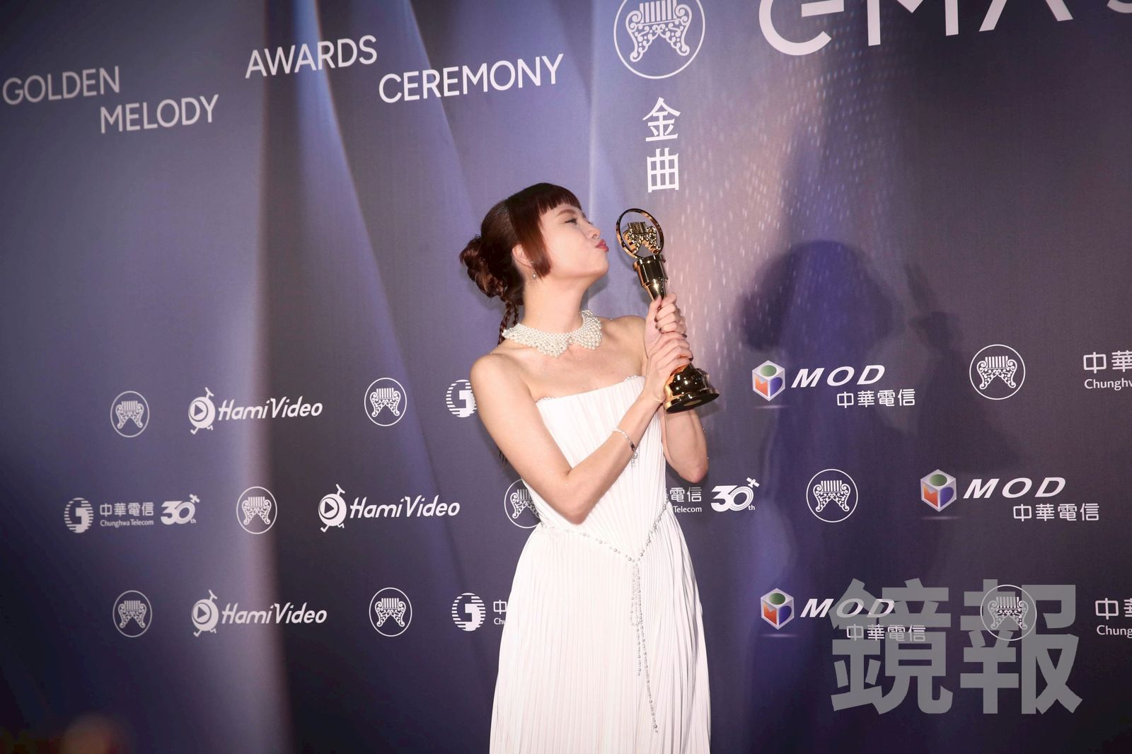 PiA吳蓓雅以自己離婚經驗創作了專輯《離婚初體驗》，拿下金曲獎台語歌后。攝影組