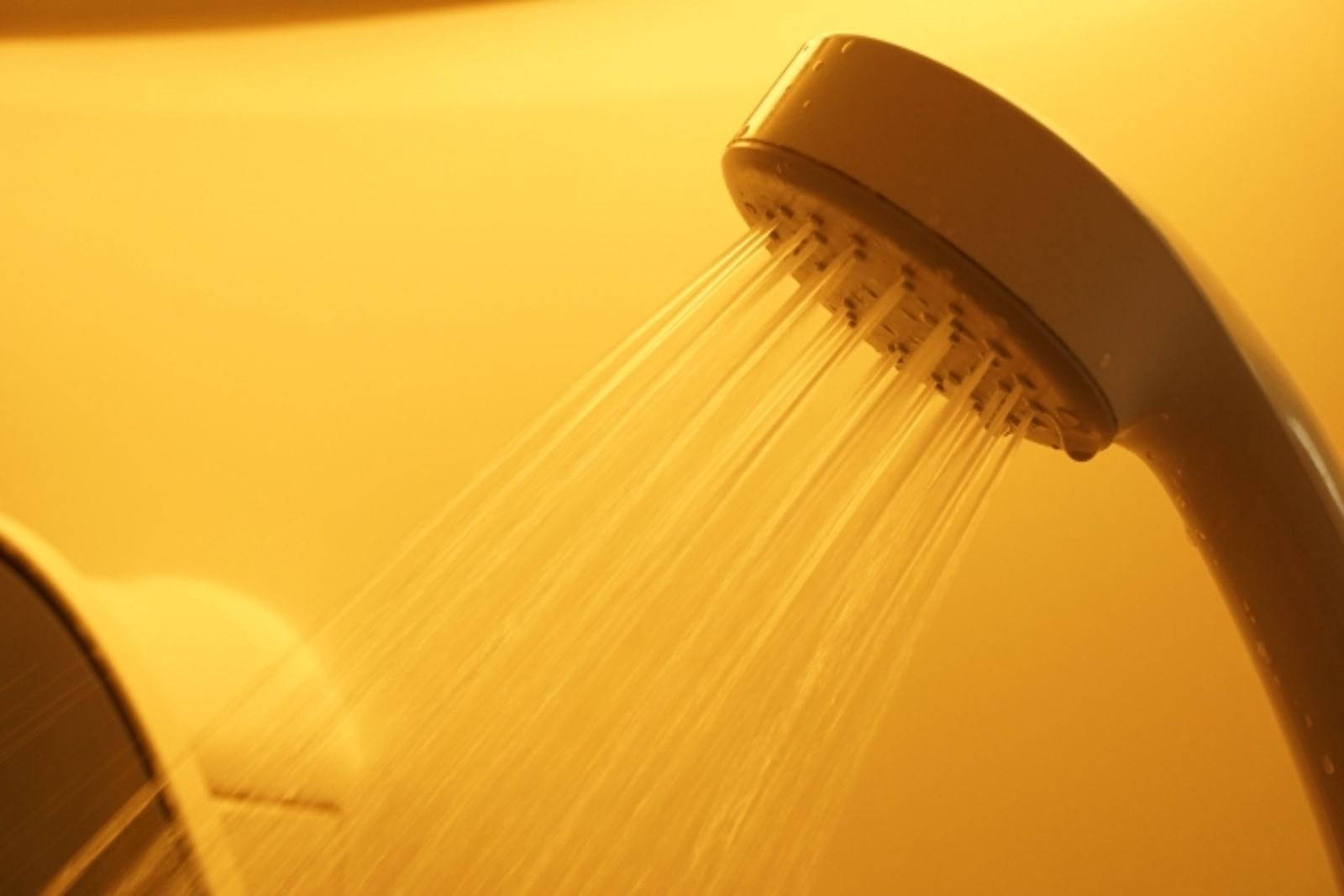 被迫洗冷水澡？她20年來請丈夫換蓮蓬頭水閥未果　怒潑丈夫遭轟「狠毒」