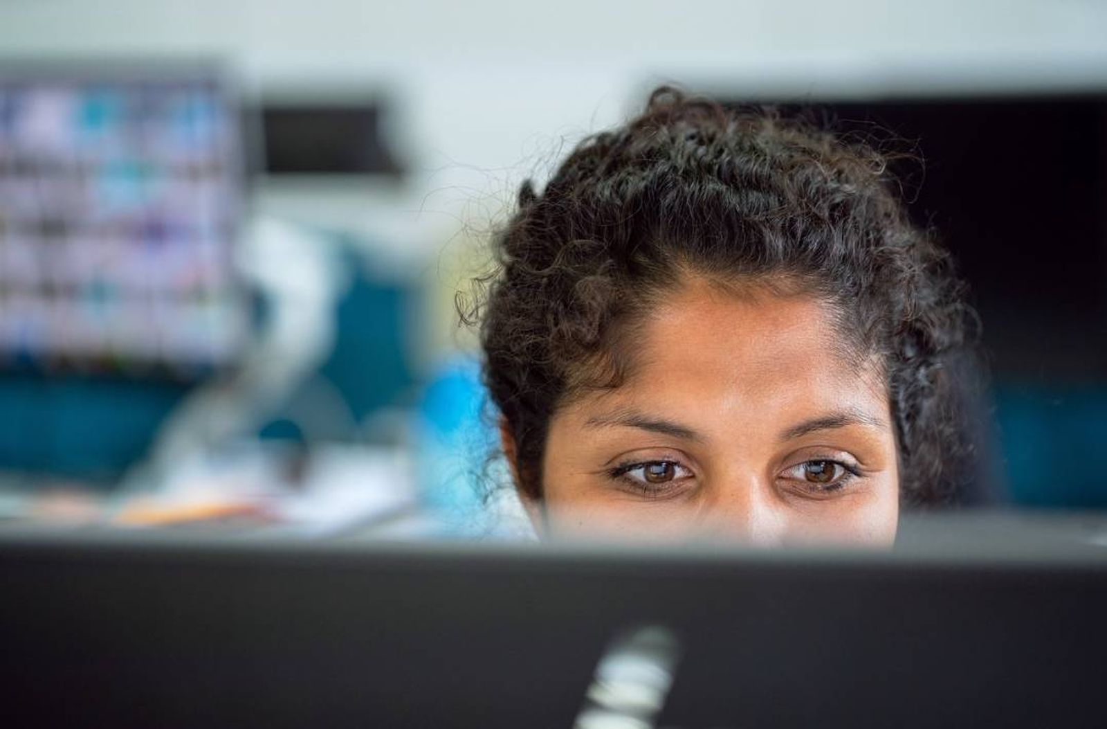 老公外接硬碟「有姦情」　她拷貝當證據反挨告　法院判小三賠15萬、人妻賠5萬