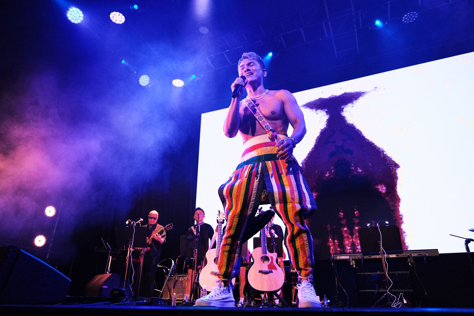 金曲歌王開刀休養2年復出了!突「裸上身」秀結實胸肌 還在台上當眾換衣