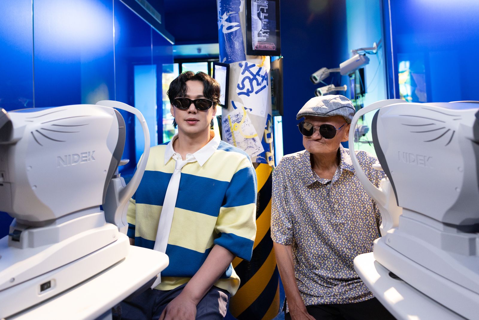 蕭煌奇親自幫李炳輝量視力。華納音樂提供