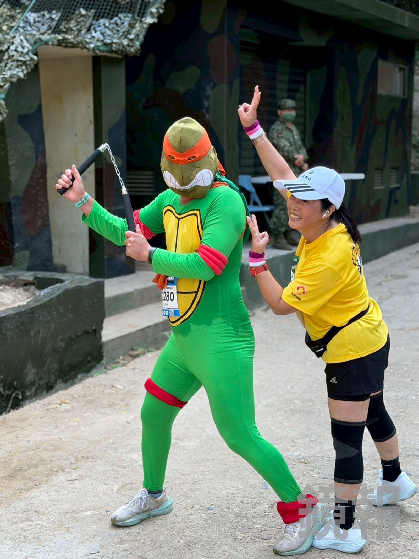 有選手變裝成忍者龜,讓其他參賽者忍不住合照。