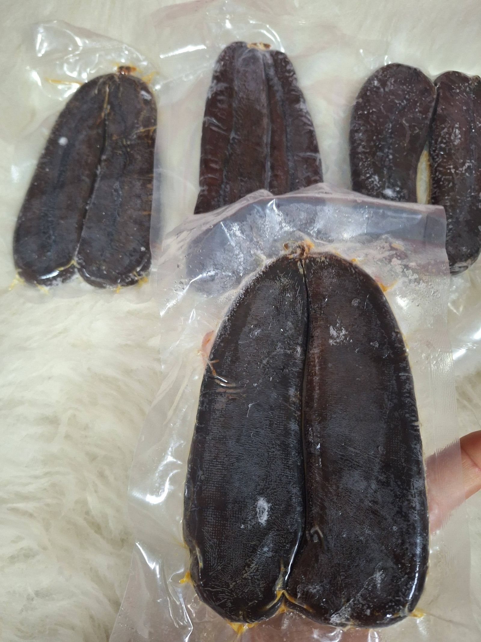 網友收到深黑色的烏魚子。圖／翻攝自FB／家常菜