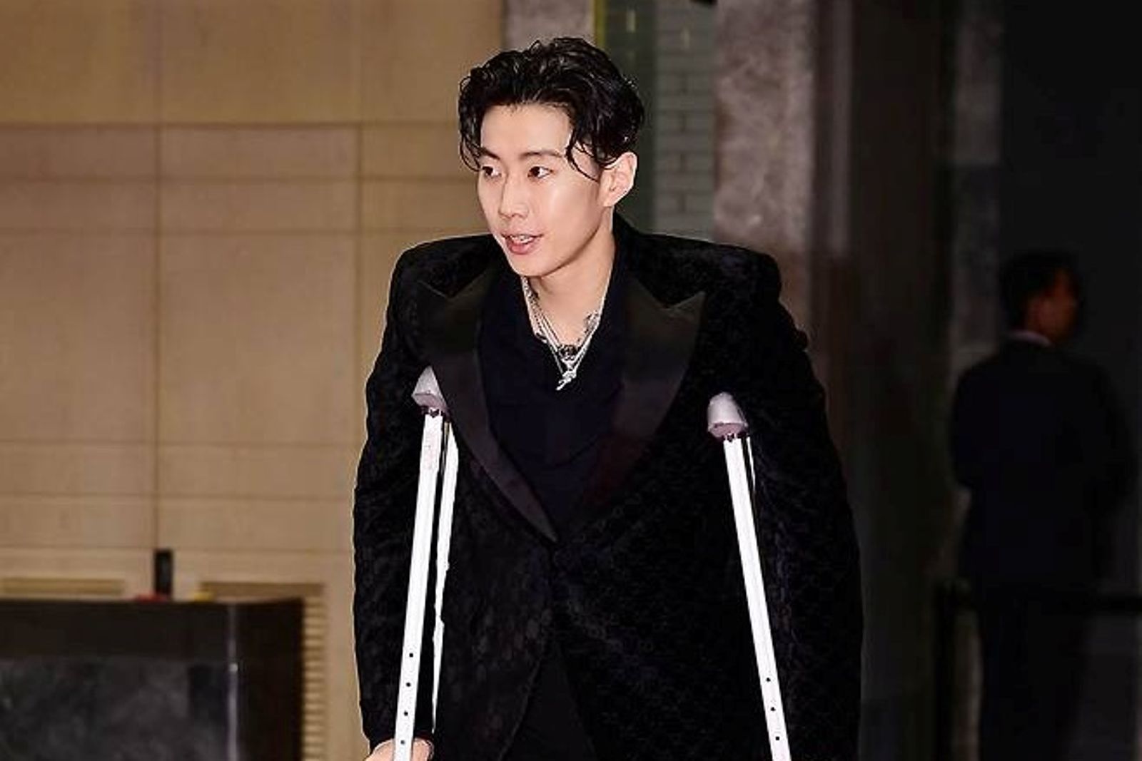 乳癌公益趴嗨唱「胸前那對」被炎上! 朴載範喊冤:無酬帶傷登台