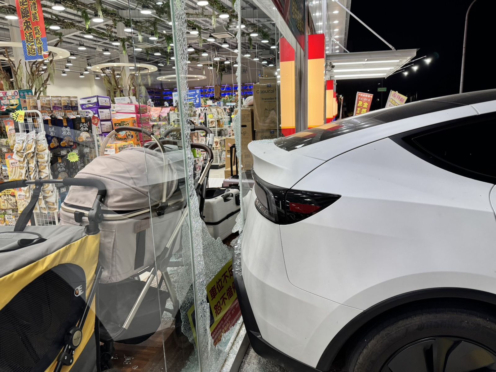 高雄特斯拉「倒退嚕」撞破賣場落地窗!滿地玻璃店員無奈「眼神死」 網友:沒自動煞停?