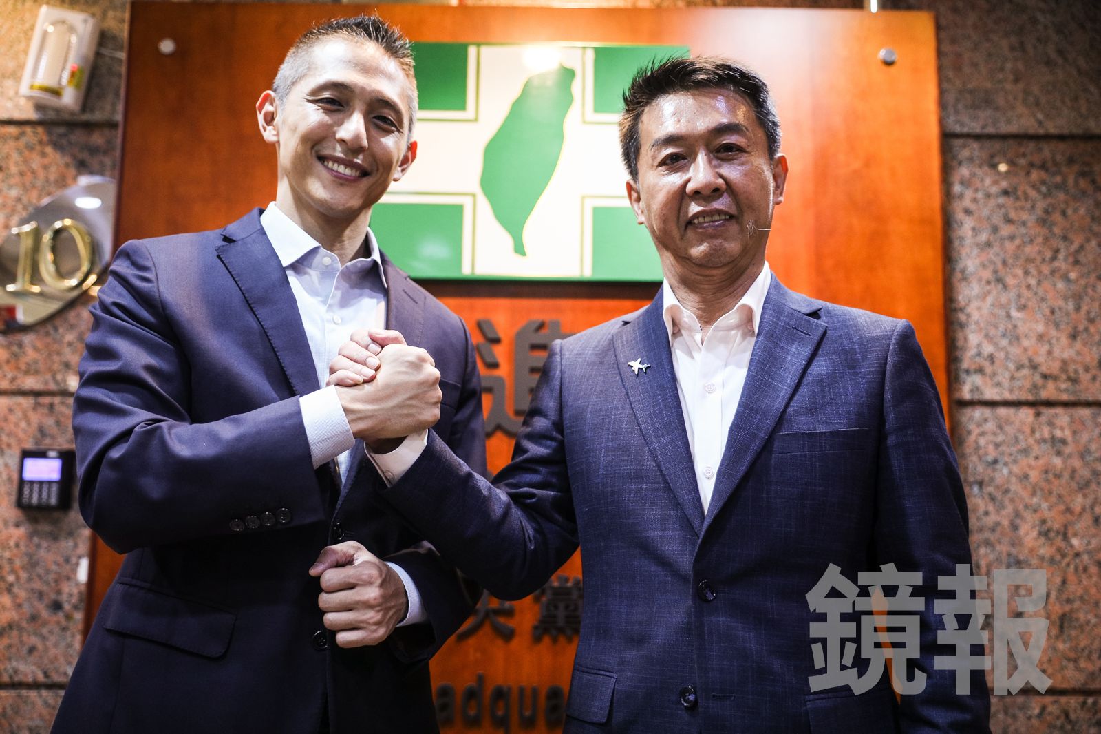 北高共贏！許智傑壓軸登記高雄市長初選　合體吳怡農寓意團結「怡智」