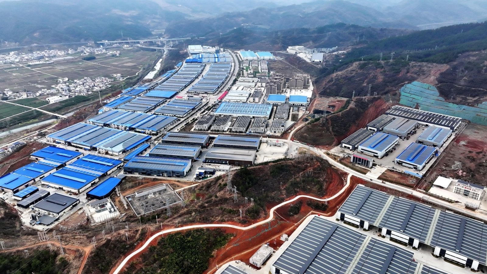 中國太陽能產業面臨產銷失衡的窘境，圖為中國湖北省十堰市房縣北城工業產業園光伏發電專區。圖／東方IC