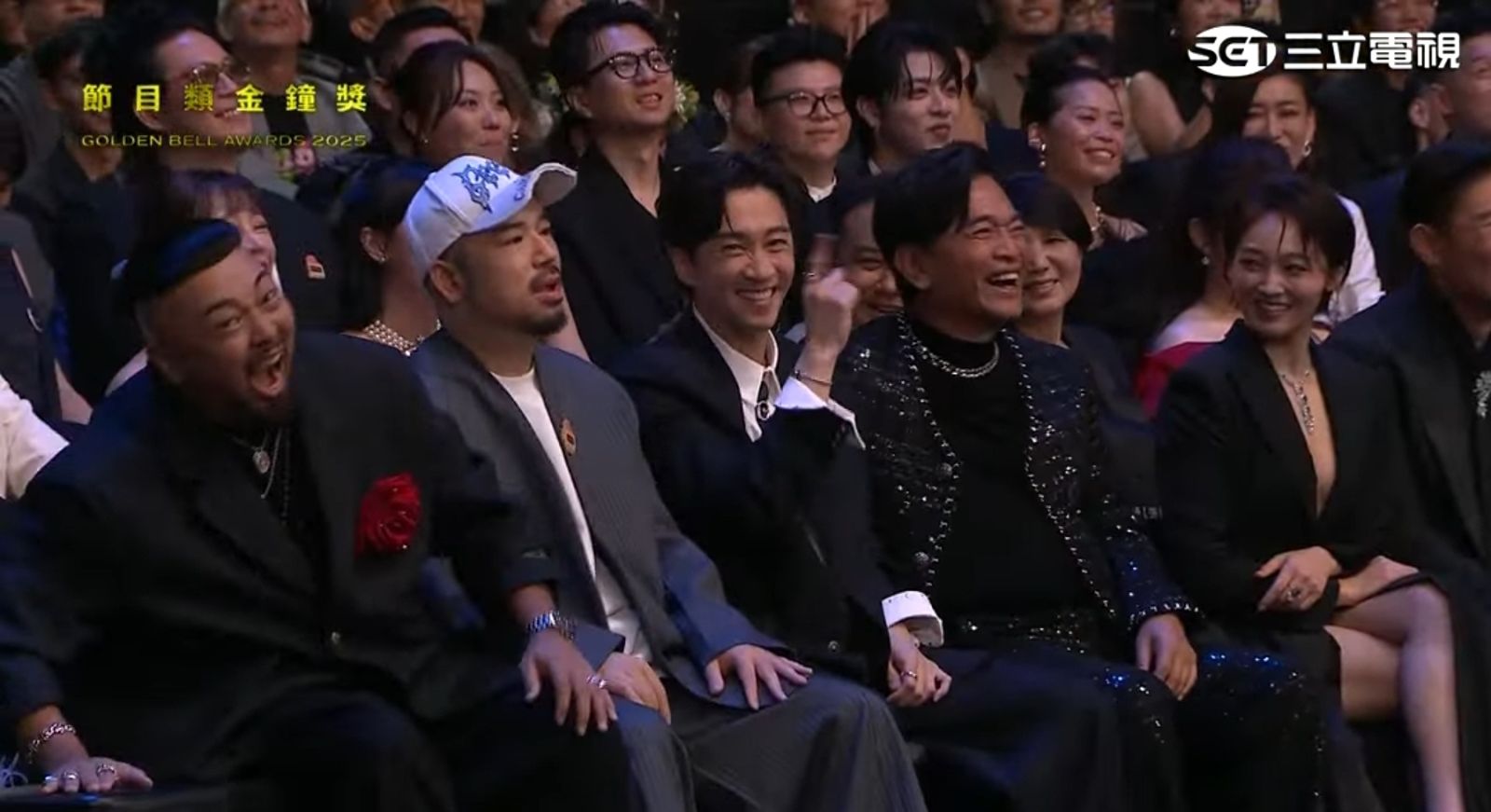 陳漢典與阿達17日金鐘典禮台下並肩而坐。翻攝三立電視直播