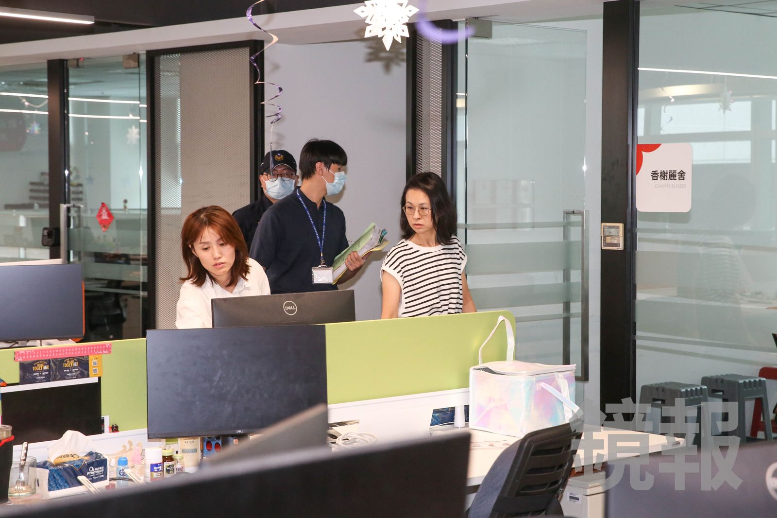 台北地院司法事務官（橫條紋衣服者）與泰山委任律師前往街口金融科技執行查封扣押。圖／董孟航攝