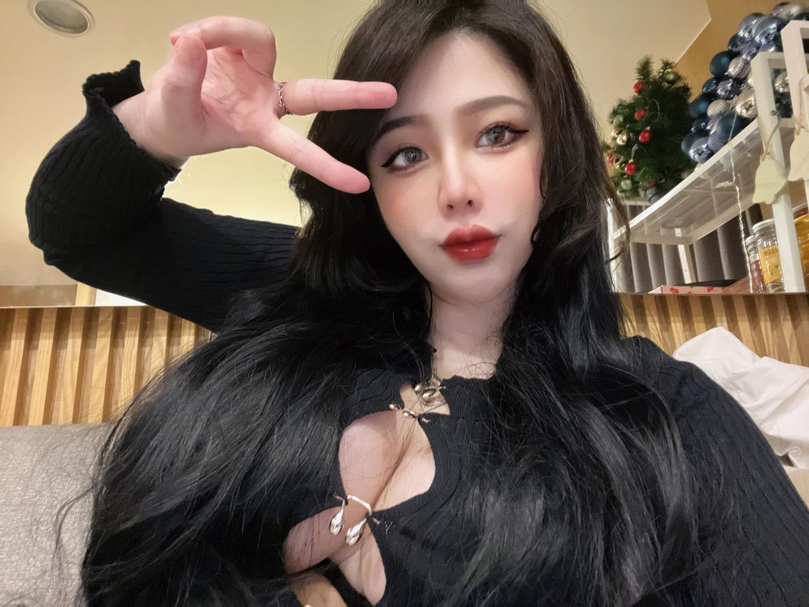 孫安佐「國民表姊」涉詐被逮　5萬交保籌不出一路狂哭