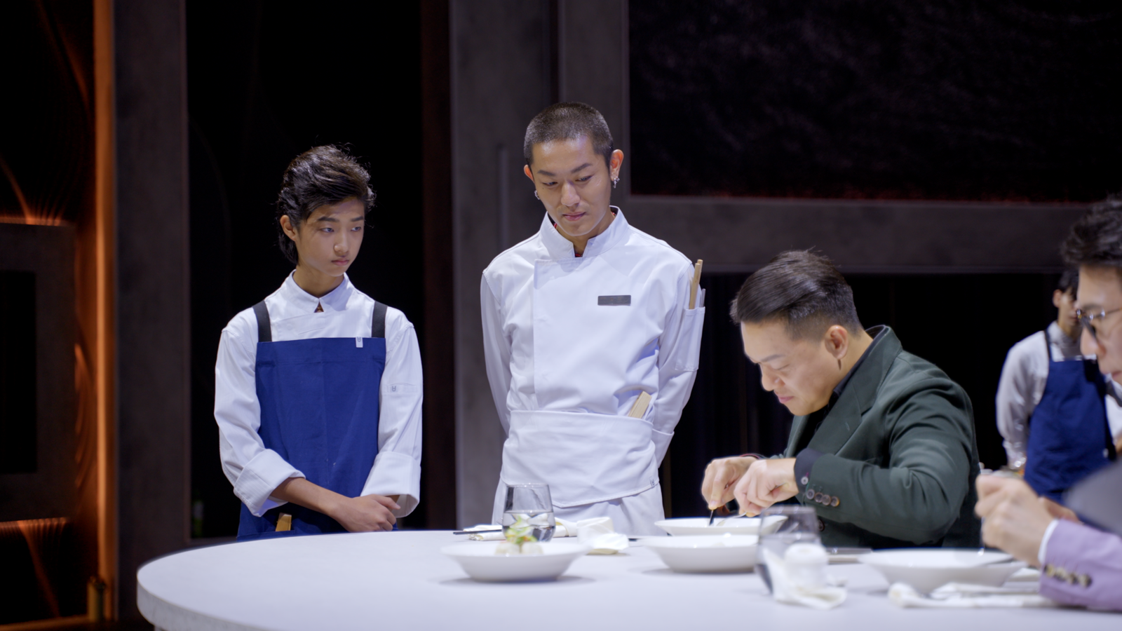 何順凱主廚直言白潤音與楷奕組「有時間卻做出單調魚丸」。華視提供