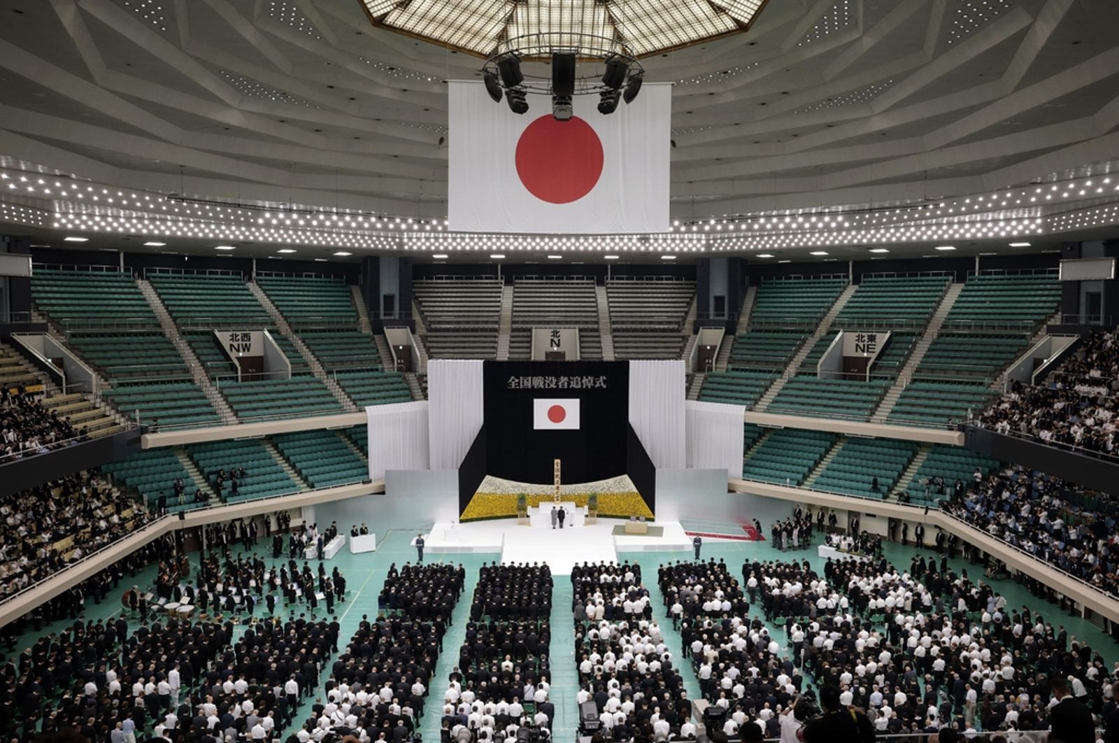 15日，日本東京舉行全國戰歿者追悼儀式，石破茂、德仁天皇、雅子皇后都出席儀式。圖片取自東方 IC