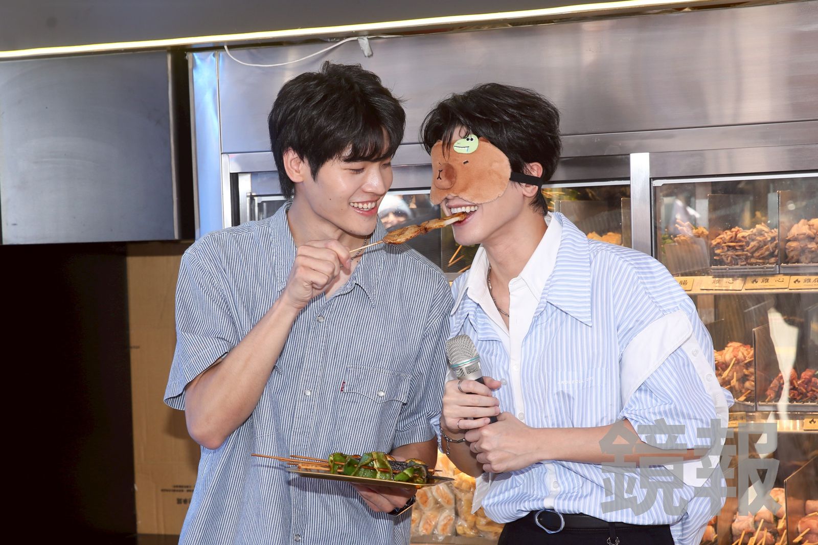 洪言翔(右)、羅章恩(左)盲吃炸烤比拚誰的舌頭最靈敏。李鍾泉攝