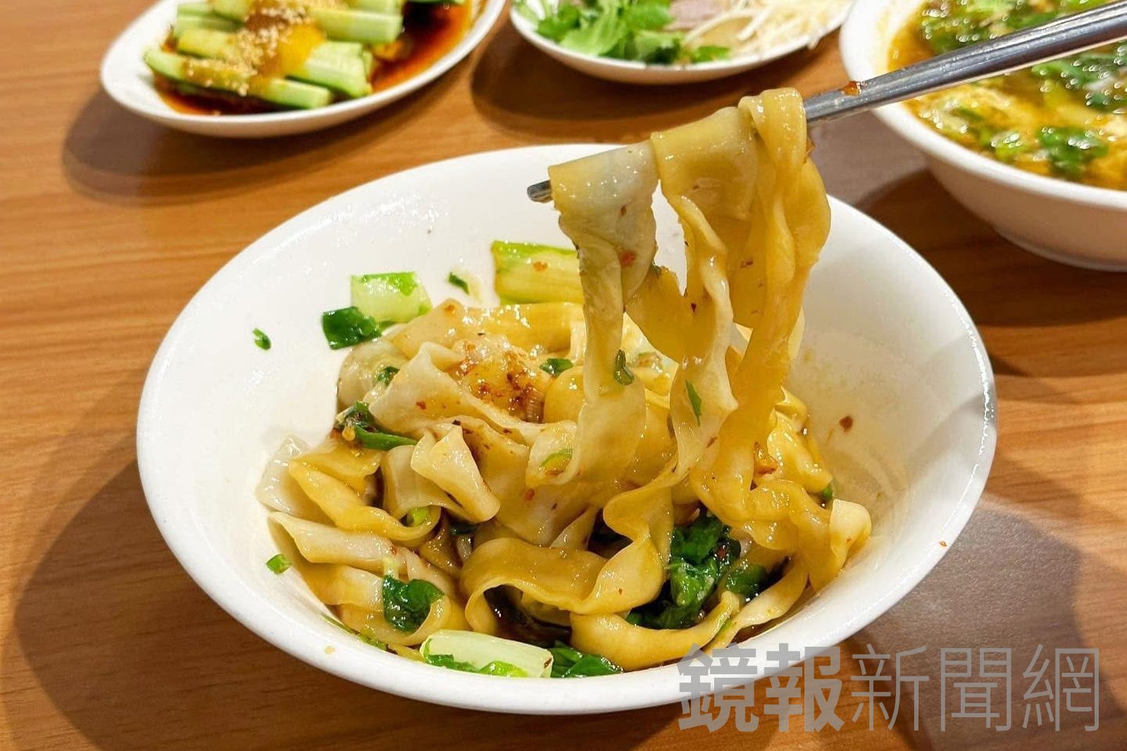 新店超人氣小館「王德福滷担」天天爆滿!油潑寬帶麵滑Q香辣好涮嘴