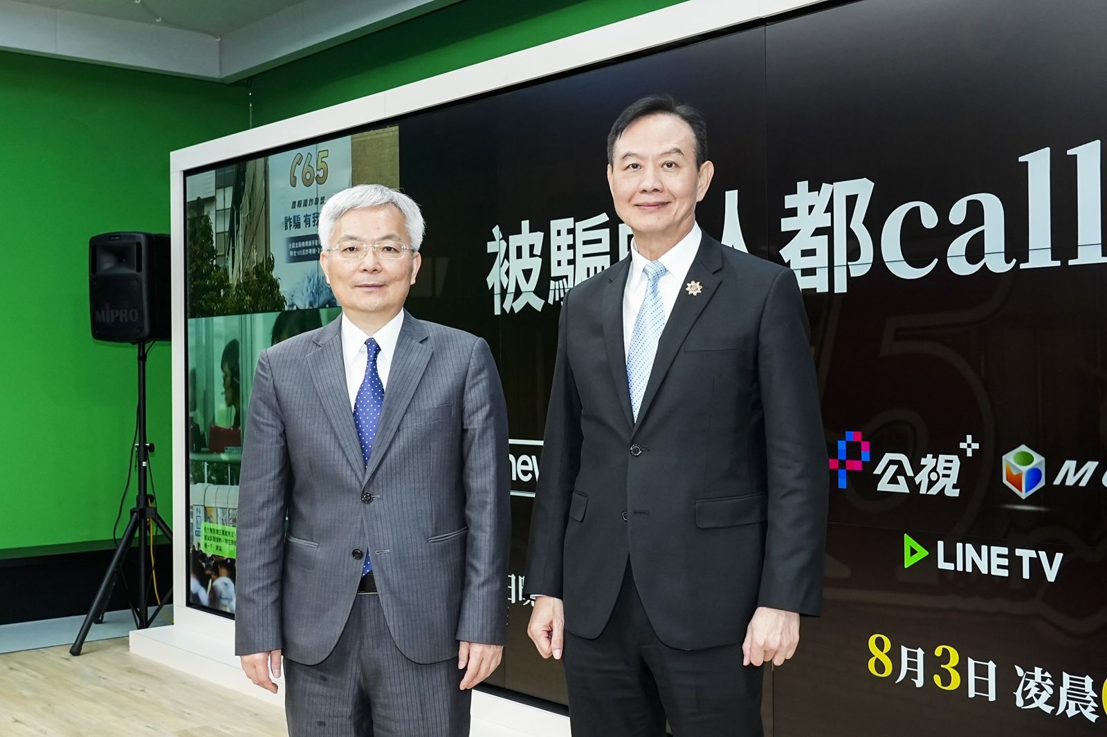 警政署署長張榮興（左）與刑事警察局局長周幼偉共同出席《被騙的人都call我》首映會。鏡電視提供