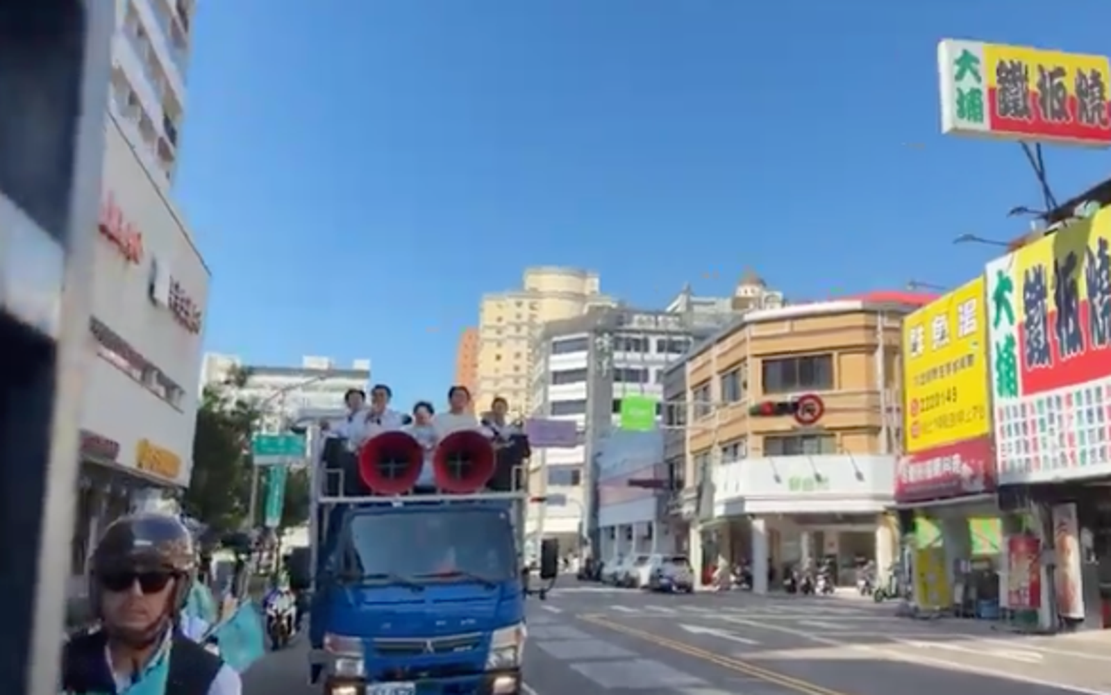 謝龍介、黃國昌車隊掃街拜票遭檢舉闖紅燈。圖／翻攝自謝龍介臉書