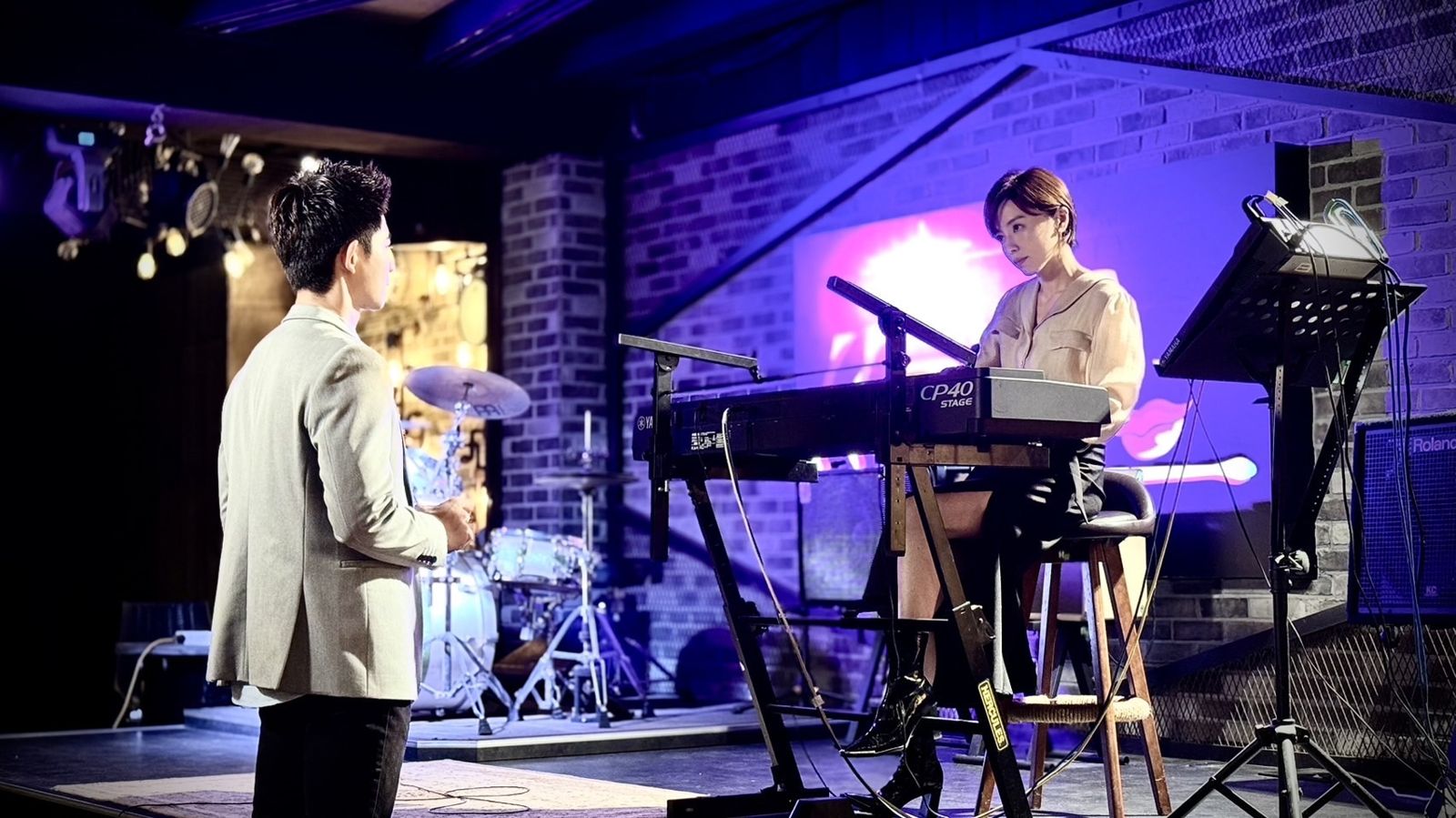 王瞳（右）回歸《好運來》飾演神秘復仇者。民視提供