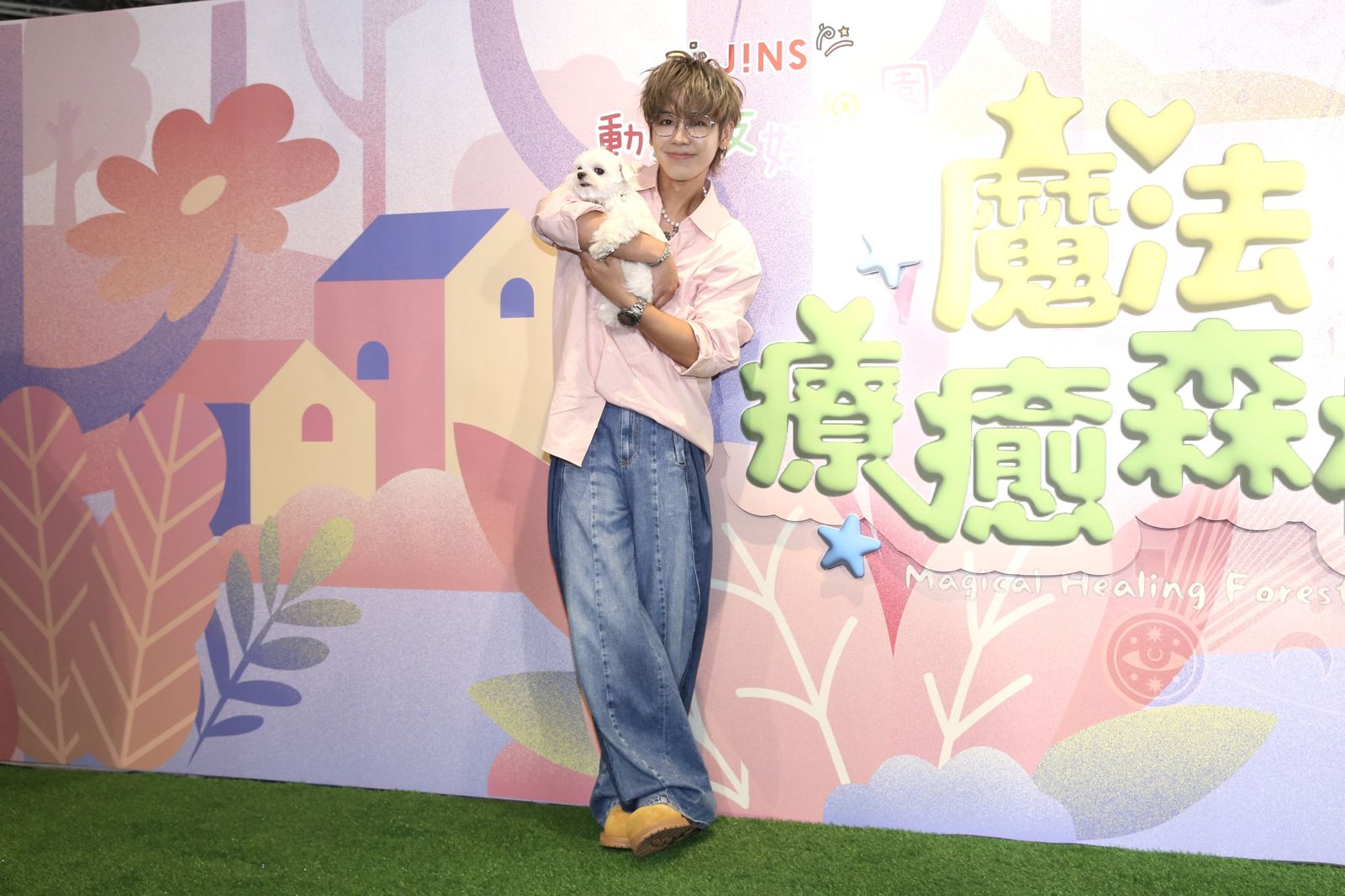 鼓鼓11日帶著愛犬一同出席活動。董孟航攝