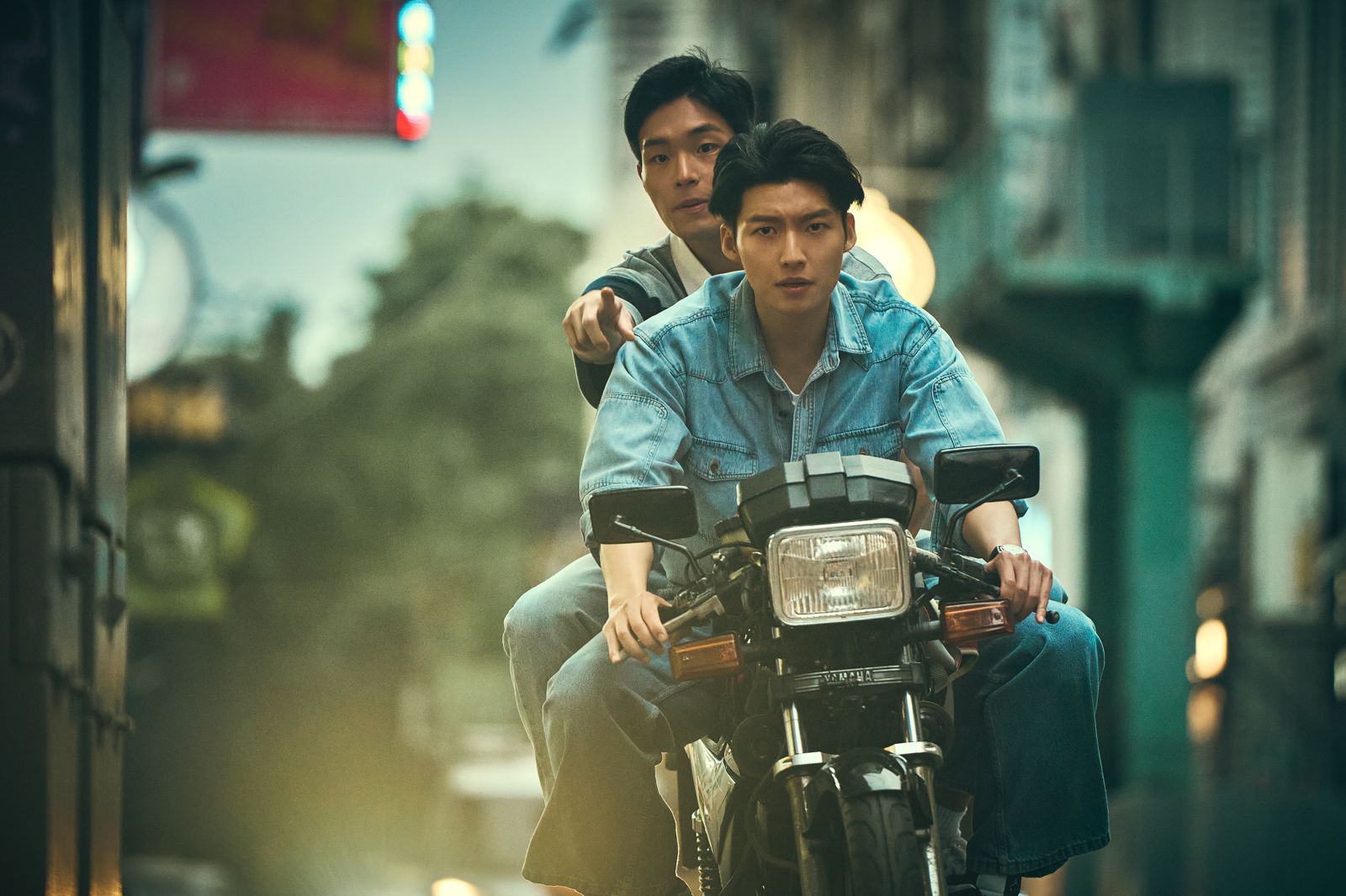 劉育仁(前)帥氣騎車載牧森(後)。 未來進行曲提供)