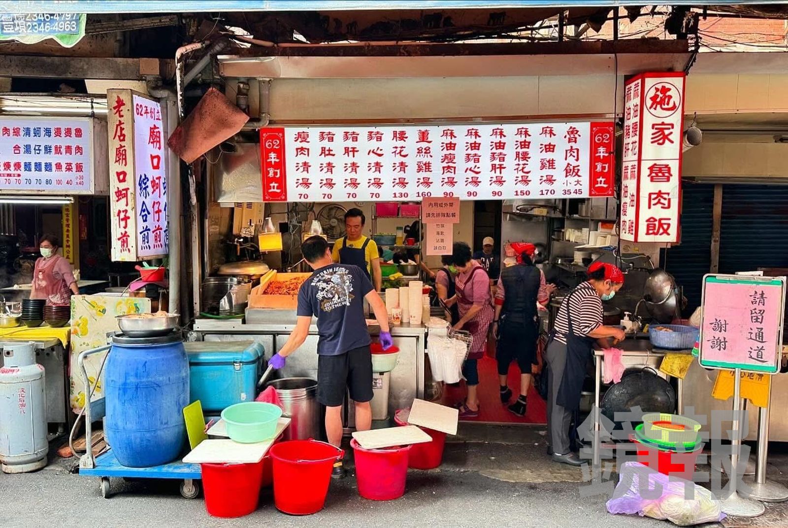 「施家麻油腰花」以現切現煮的麻油腰花湯為主打,但滷肉飯也做得出奇地好。