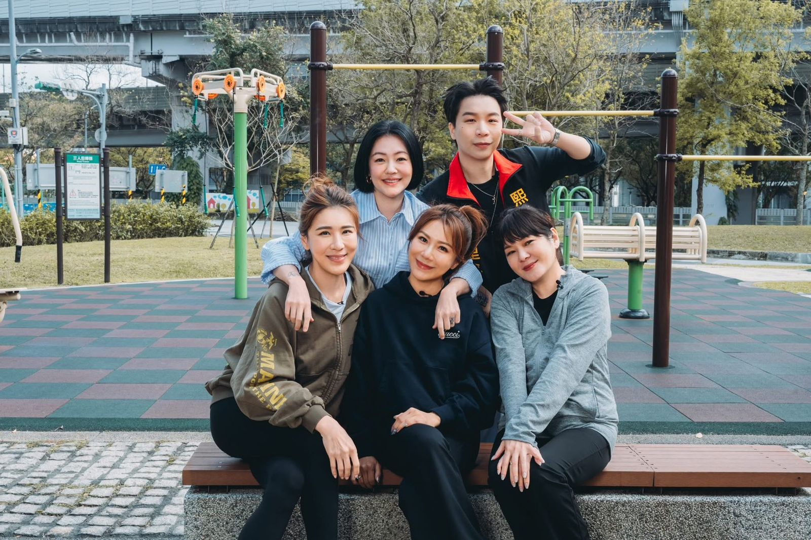 佩甄（中）、小禎（左前）分享性福生活。翻攝小姐不熙娣臉書