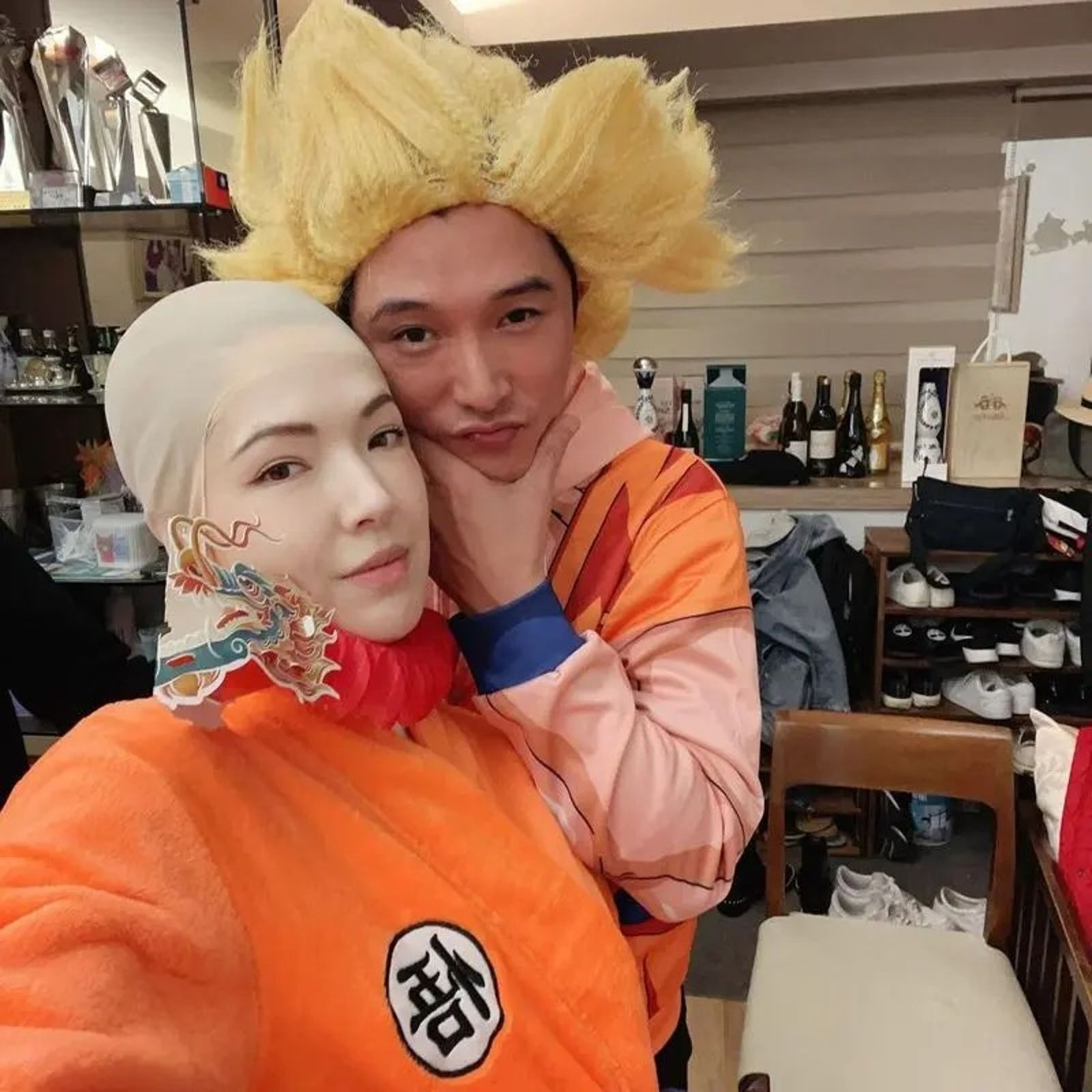 許瑋甯（左）去年揪老公邱澤一同變裝，與親友歡度農曆佳節 翻攝IG@anno8o7