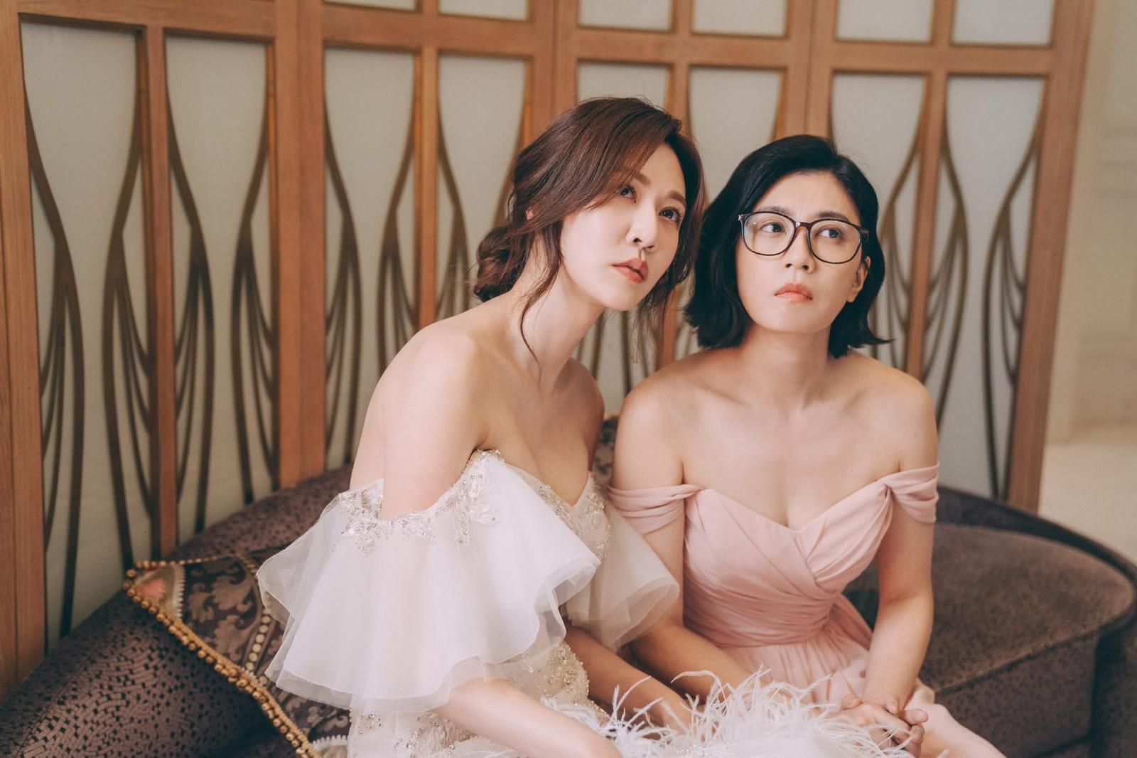 曾莞婷（左）與賈靜雯（右）在《媽，別鬧了！》表現令人眼睛一亮。草舍文化提供