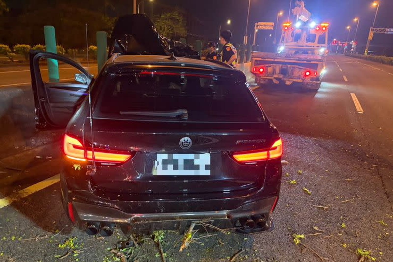 BMW轎車肇事逃逸,失控撞擊中央分隔島才停下,但警消到場,駕駛已棄車逃逸無蹤。民眾提供