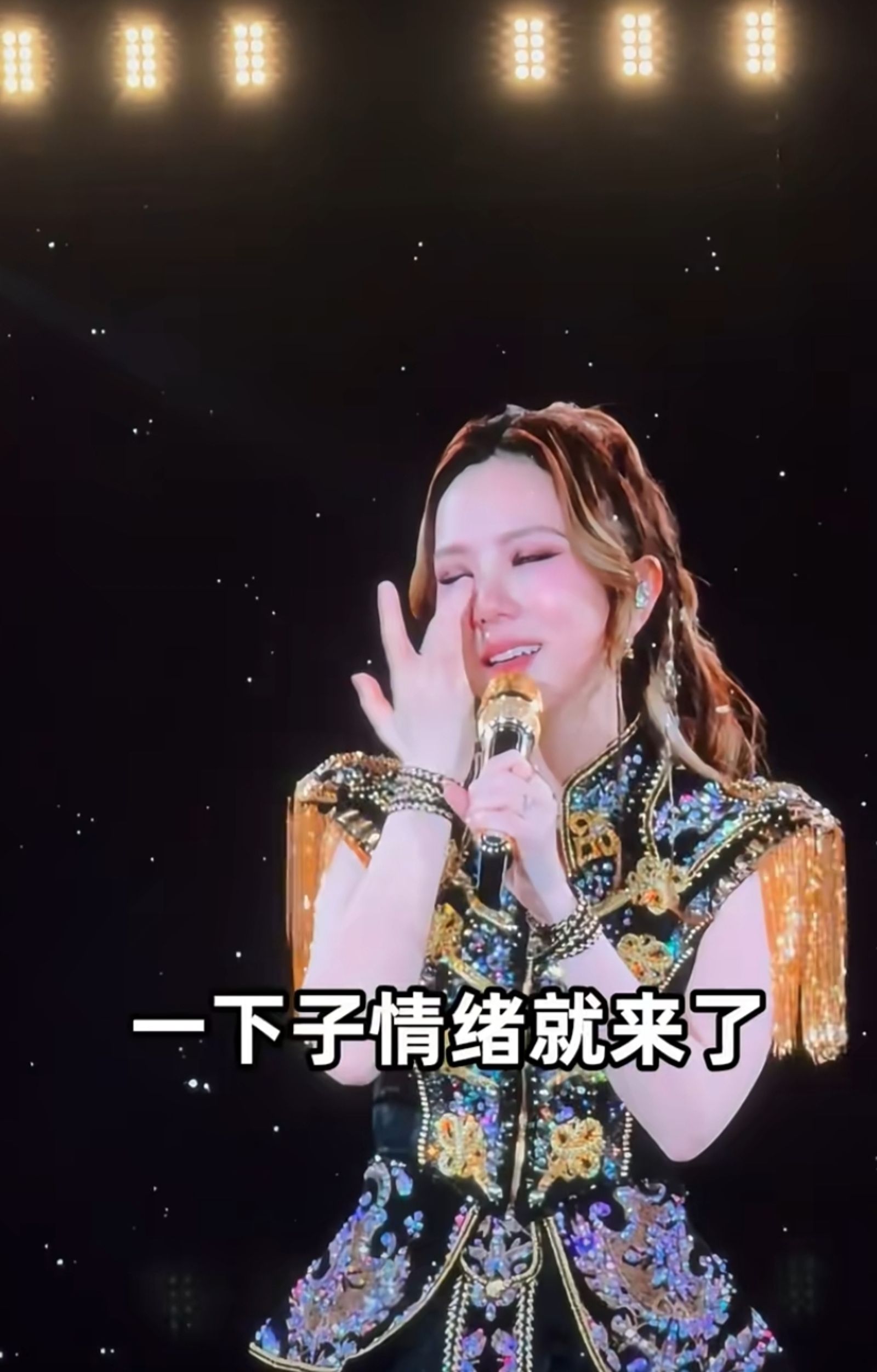 鄧紫棋為香港災民不捨落淚。翻攝南寧文旅小紅書