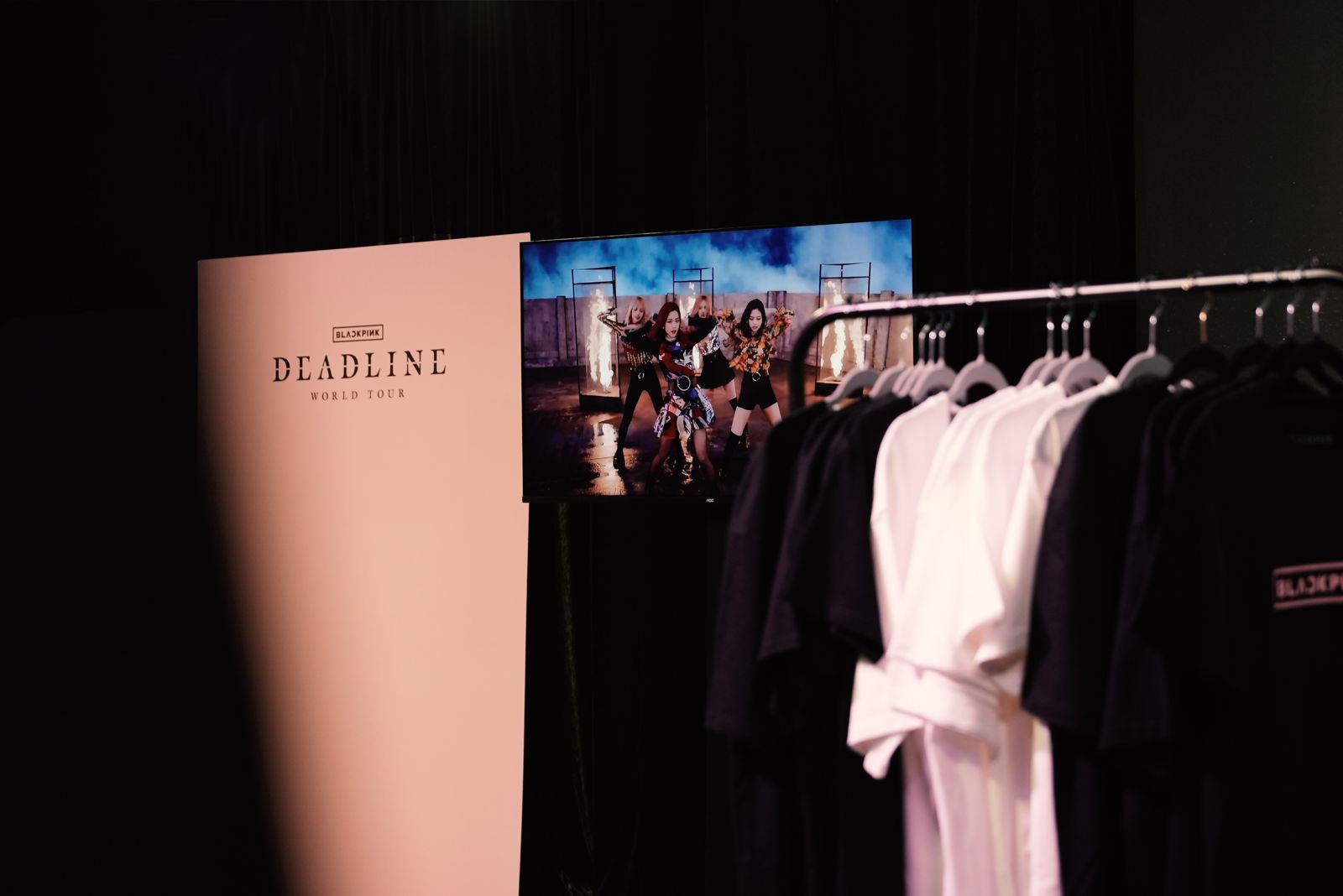 大巨蛋快閃店以粉黑色調妝點。Live Nation Taiwan提供