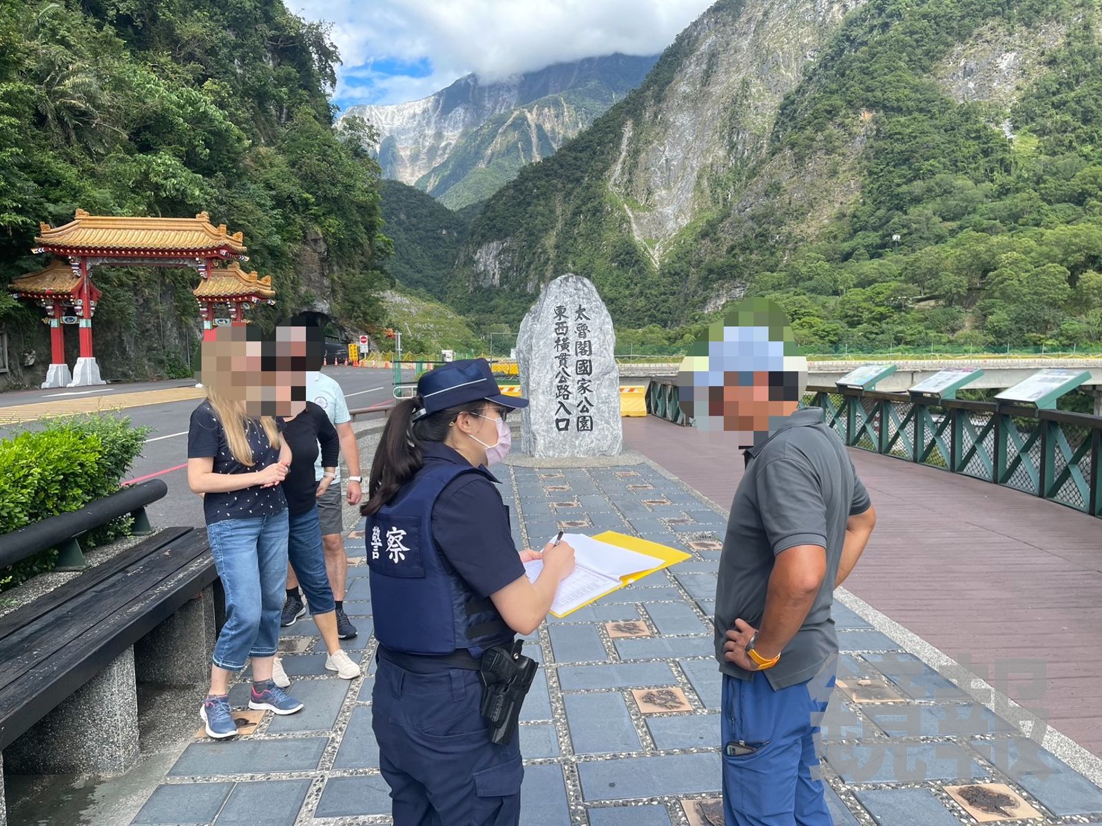 不要命了！燕子口堰塞湖變打卡景點　外國遊客硬闖勝地拍照