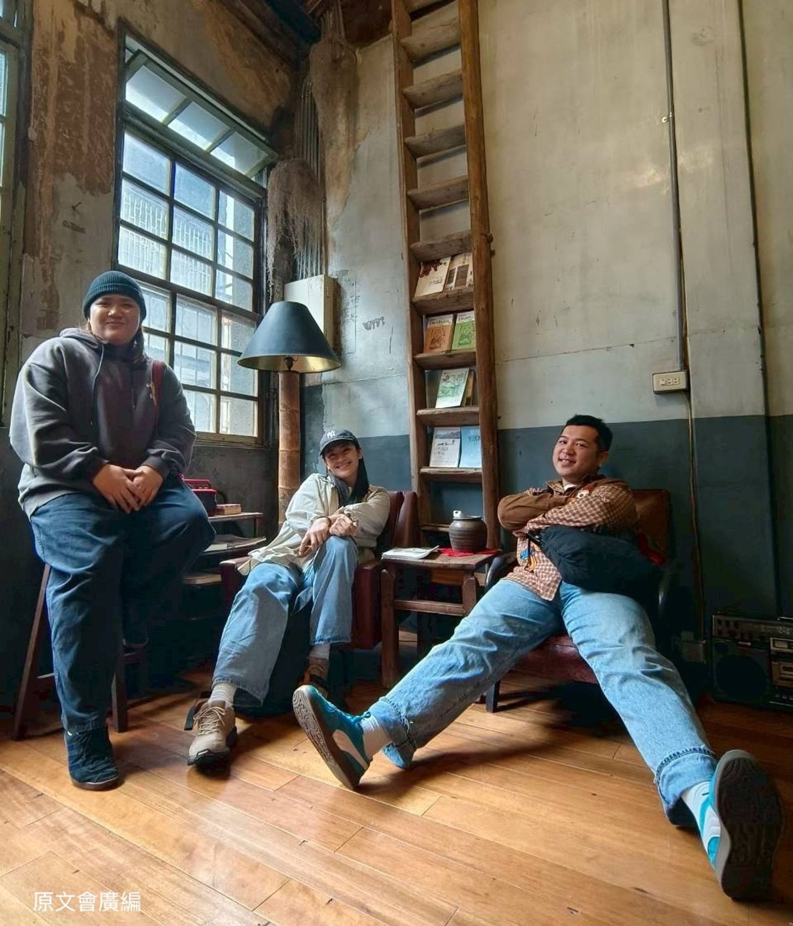 本次計畫邀請三位藝術家，包括擅長複合媒材的賽德克族藝術家SiyatMoses阮原閩（右起）、擅長行為藝術的賽夏族創作者maya' a taboeh hayawan羅媛、專精版畫的布農族藝術家Ali Istanda胡家瑜。原文會提供