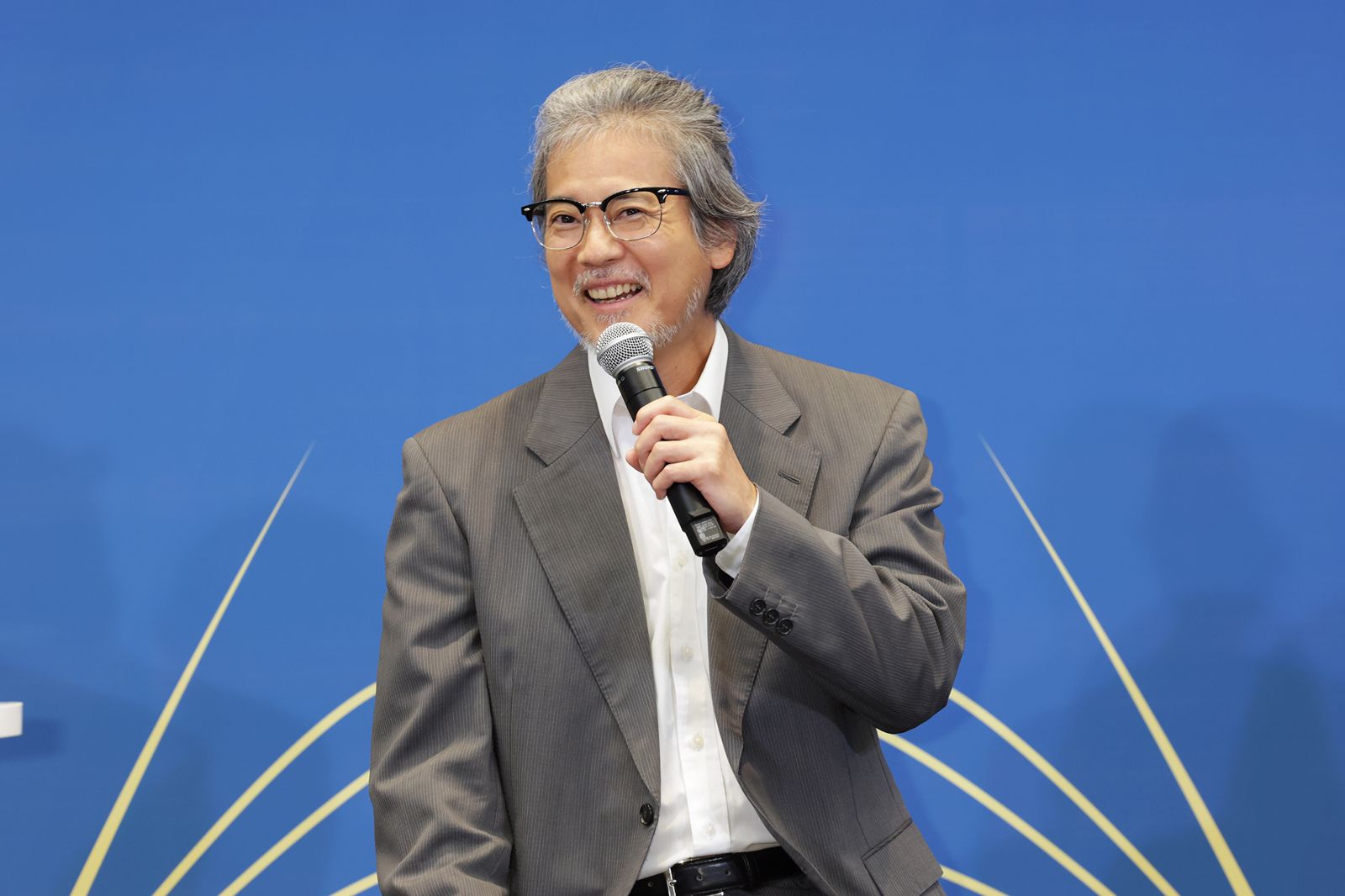 唐澤壽明以一頭白髮造型出席記者會。翻攝X@oricon