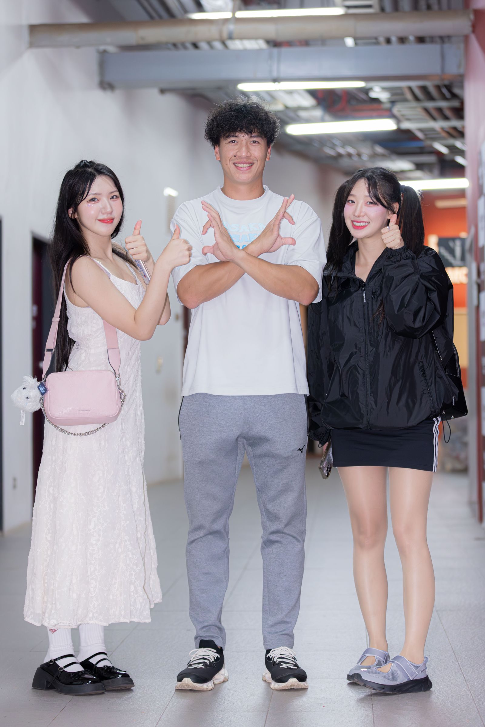 林立隊長和禹洙漢（右一）、廉世彬合影，比心落單。樂天桃猿提供