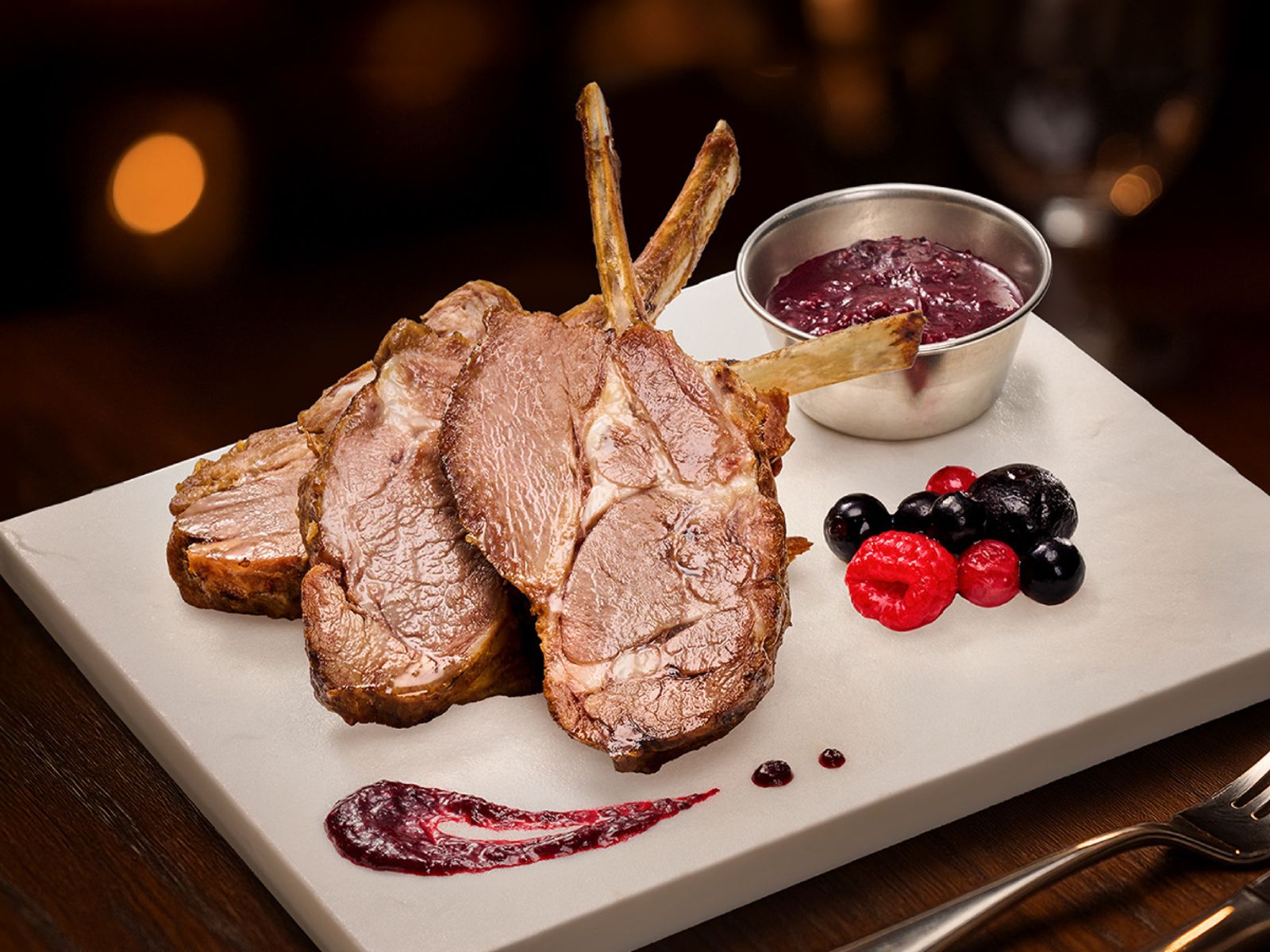 「義式莓果醬烤羔羊肩排」內含一整塊羊肩排和1包義式莓果醬。（380元／盒）