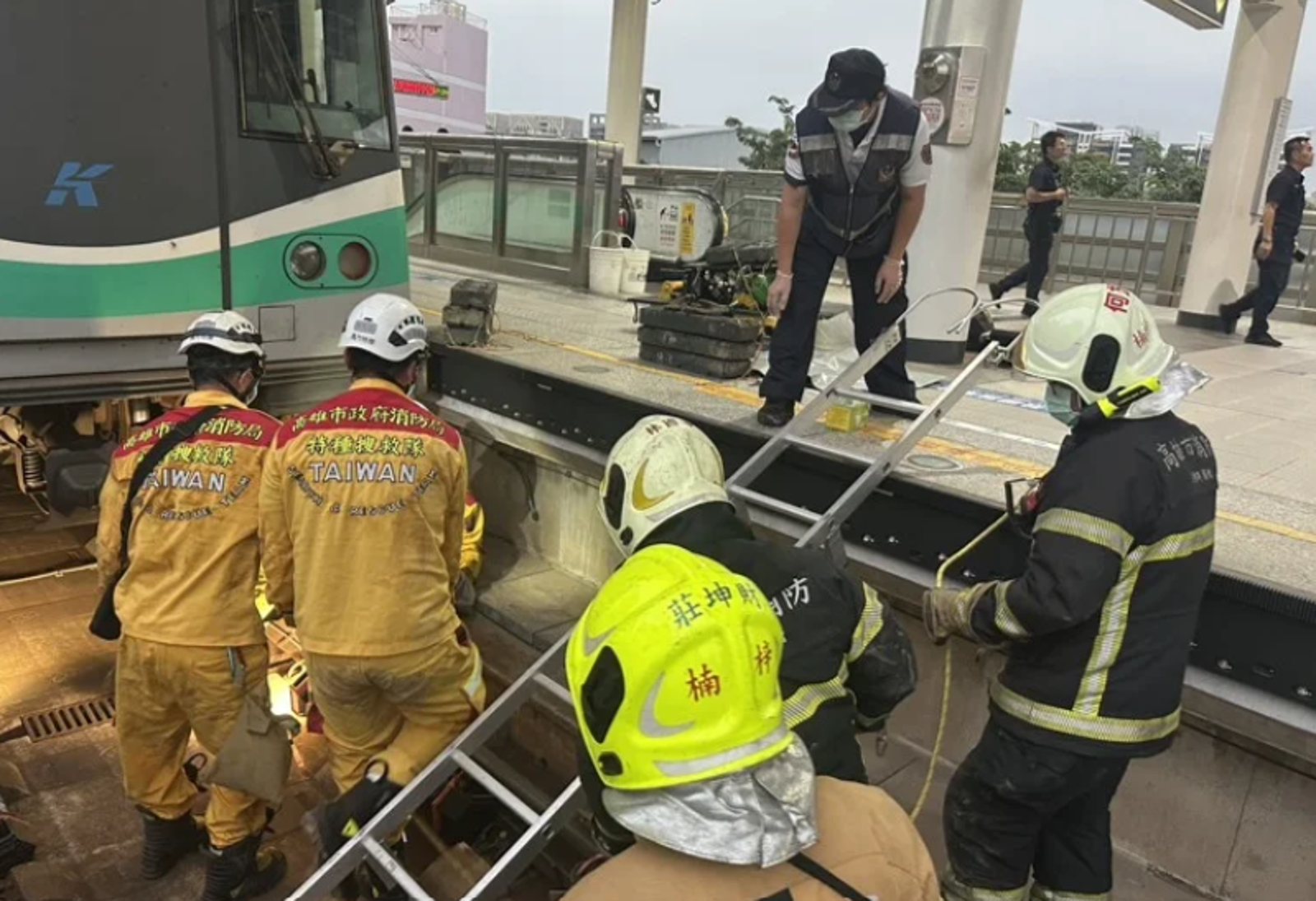 18歲女高捷落軌「被捲進車底」斃命 120名旅客通勤受阻