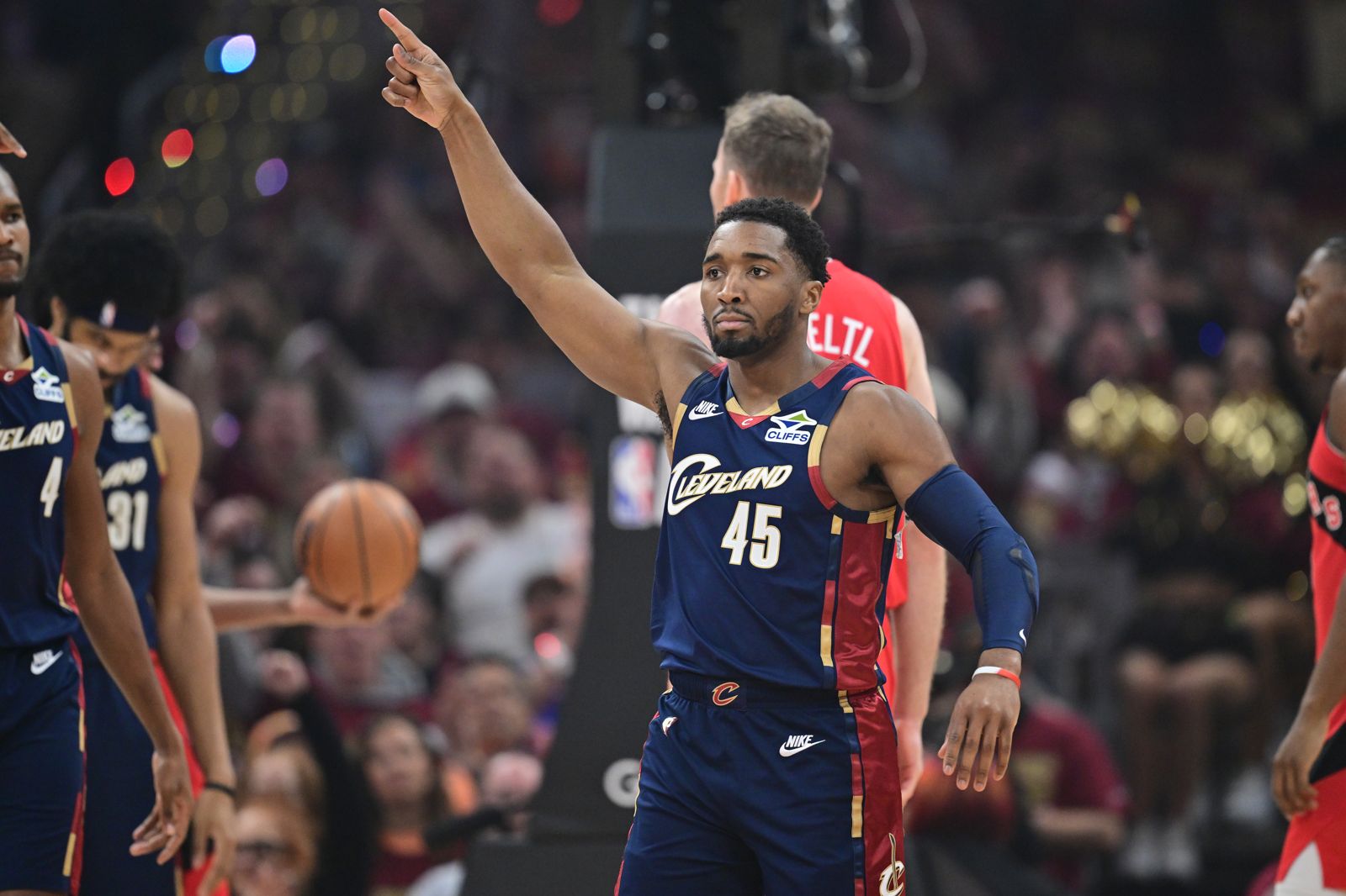 騎士三巨頭轟83分！暴龍苦季後賽吞對戰12連敗　「蜘蛛人」歸功無名英雄