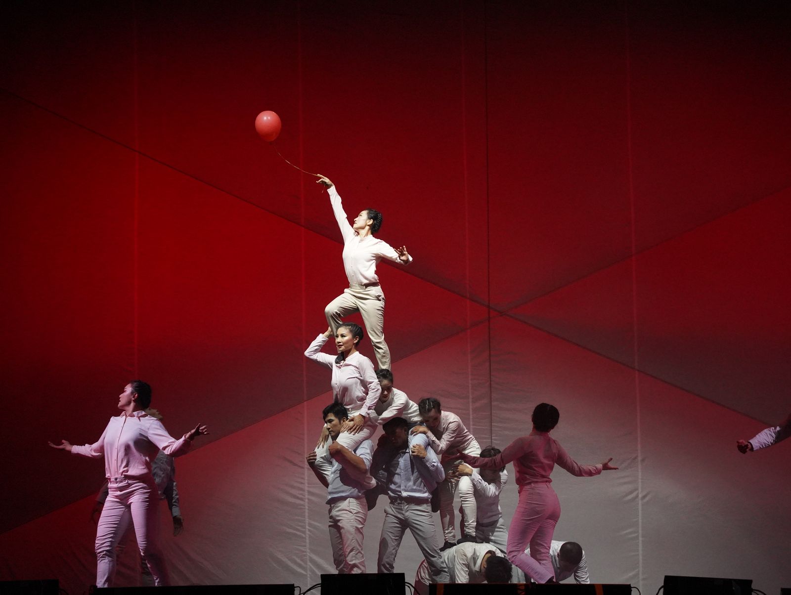 「身體練習曲」結合肢體動作與世界名畫，展現力與美。紙風車提供