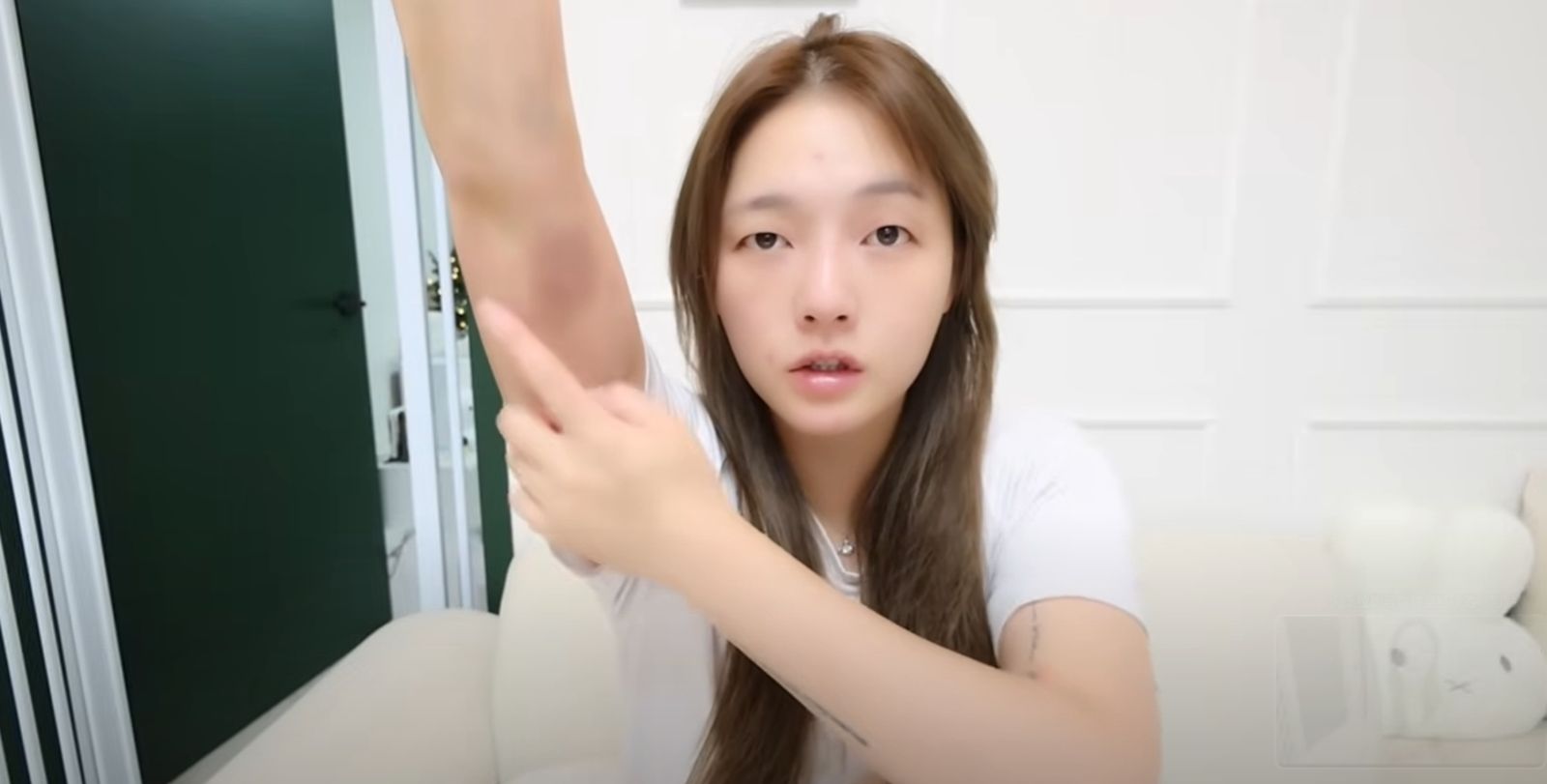 劉力穎手臂上布滿瘀青。圖／劉力穎YouTube