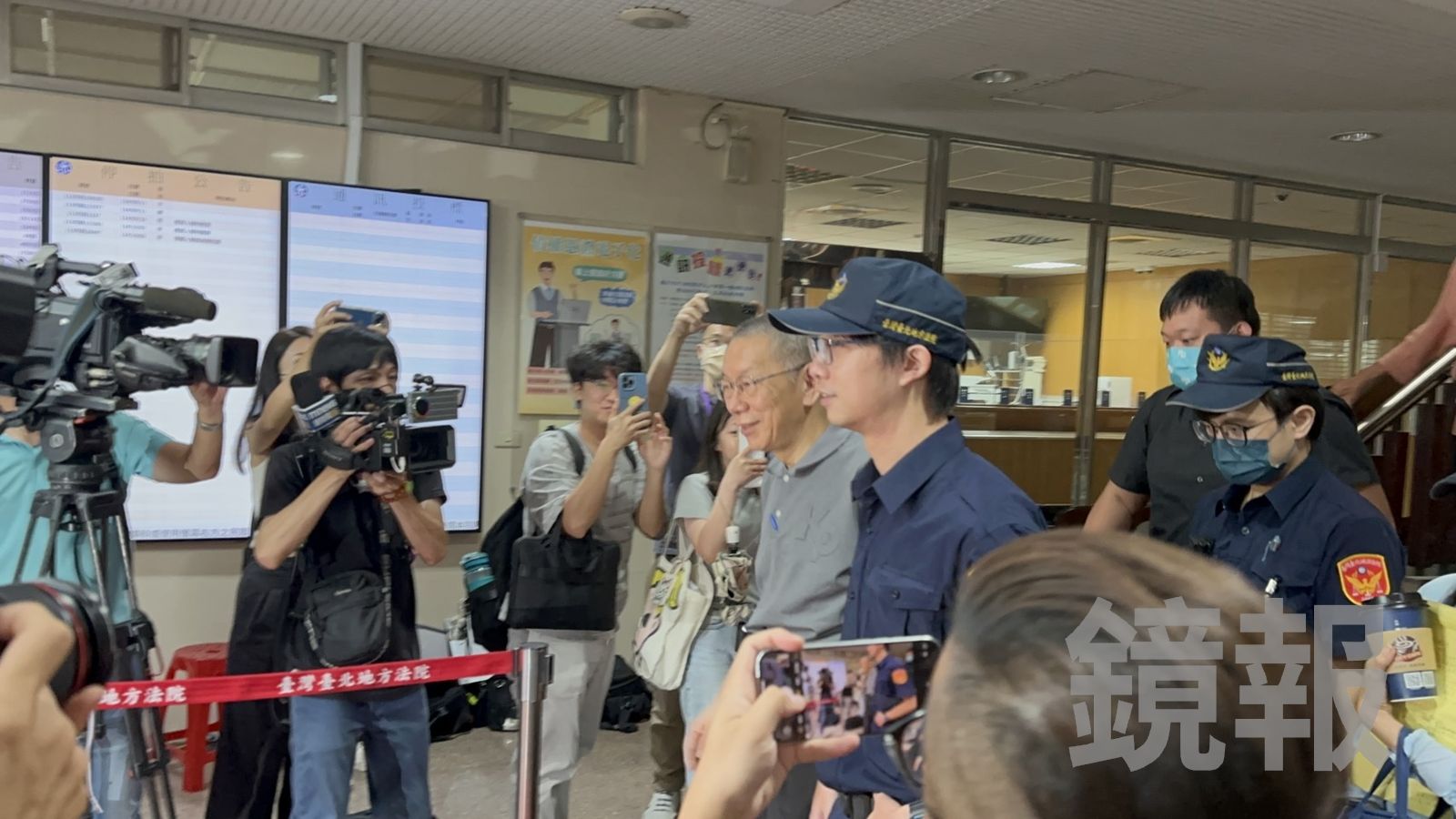 京華城庭訊結束　柯文哲與小草擊掌、握手！笑容洋溢離開北院